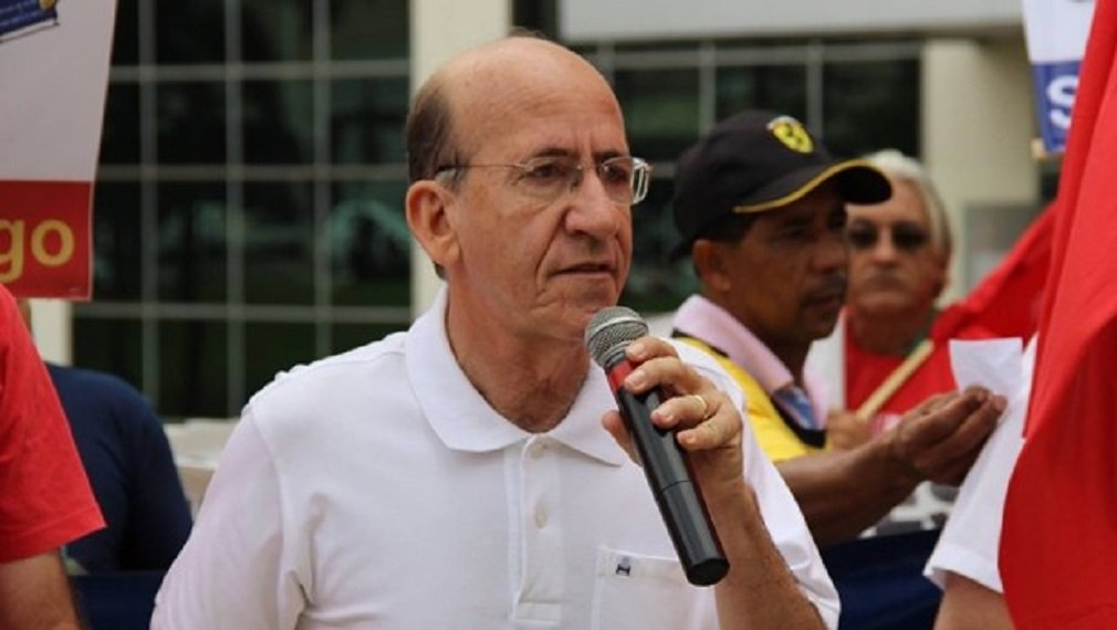 A proposta de reforma da previdência apresentada pelo governo de Michel Temer tem como objetivos a retirada de direitos trabalhistas e venda de planos de aposentadoria privada; avaliação é do deputado federal Rubens Otoni, membro titular da comissão especial na Câmara; na avaliação do deputado, com a proposta do governo de ampliação para 65 anos o tempo mínimo para requer a aposentadoria, em situação de desespero, muitos brasileiros têm procurado planos de previdência privada junto aos bancos; “Nestes quatro meses, apenas com o debate a respeito da reforma da previdência, aumentou em mais de 60% o mercado dos planos de aposentadoria privada. Eles querem privatizar a aposentadoria dos brasileiros” (Foto: José Barbacena) A proposta de reforma da previdência apresentada pelo governo de Michel Temer tem como objetivos a retirada de direitos trabalhistas e venda de planos de aposentadoria privada; avaliação é do deputado federal Rubens Otoni, membro titular da comissão especial na Câmara; na avaliação do deputado, com a proposta do governo de ampliação para 65 anos o tempo mínimo para requer a aposentadoria, em situação de desespero, muitos brasileiros têm procurado planos de previdência privada junto aos bancos; “Nestes quatro meses, apenas com o debate a respeito da reforma da previdência, aumentou em mais de 60% o mercado dos planos de aposentadoria privada. Eles querem privatizar a aposentadoria dos brasileiros”
