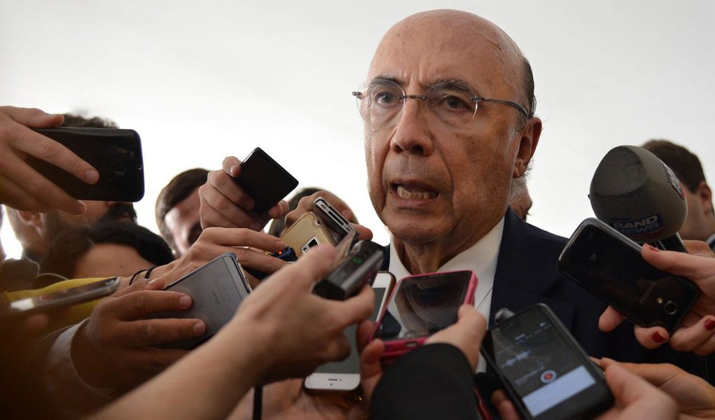 No dia em que o IBGE divulgou que o PIB de 2016 sofreu uma queda de 3,6%, aumentando para 7,2% a redução da economia em dois anos, na pior recessão da história, o ministro da Fazenda, Henrique Meirelles, tentou vender esperança; disse que o resultado é "reflexo do retrovisor"; ministro da Fazenda tem em mãos, entretanto, um estudo reservado que mostra que o PIB cairá também em 2017, pelo terceiro ano consecutivo; estimativa do governo é de que a economia recuará 1,1% (Foto: Aquiles Lins) No dia em que o IBGE divulgou que o PIB de 2016 sofreu uma queda de 3,6%, aumentando para 7,2% a redução da economia em dois anos, na pior recessão da história, o ministro da Fazenda, Henrique Meirelles, tentou vender esperança; disse que o resultado é "reflexo do retrovisor"; ministro da Fazenda tem em mãos, entretanto, um estudo reservado que mostra que o PIB cairá também em 2017, pelo terceiro ano consecutivo; estimativa do governo é de que a economia recuará 1,1%