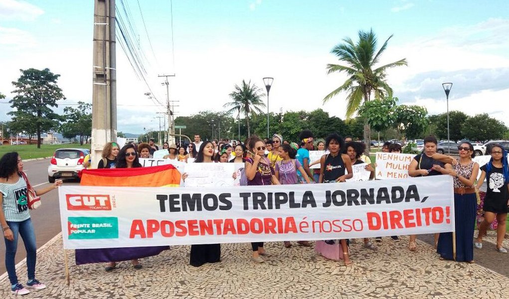 Cerca de 700 pessoas, entre servidores públicos e funcionários de instituições privadas, reuniram-se para uma manifestação contra a reforma da Previdência; o protesto faz parte de um movimento nacional com o objetivo de pressionar os parlamentares a não aprovarem a PEC 287/2016; de acordo com o presidente da Nova Central Sindical dos Trabalhadores (NCST), Cleiton Pinheiro, o discurso do governo, de que há uma déficit na previdência, não é verdade. "O déficit da previdência é uma falácia, hoje ele (o governo) diz que tem um déficit de R$ 151 bilhões, mas o próprio site diz que só os 500 devedores tem uma dívida de R$ 392 milhões", afirmou (Foto: Leonardo Lucena) Cerca de 700 pessoas, entre servidores públicos e funcionários de instituições privadas, reuniram-se para uma manifestação contra a reforma da Previdência; o protesto faz parte de um movimento nacional com o objetivo de pressionar os parlamentares a não aprovarem a PEC 287/2016; de acordo com o presidente da Nova Central Sindical dos Trabalhadores (NCST), Cleiton Pinheiro, o discurso do governo, de que há uma déficit na previdência, não é verdade. "O déficit da previdência é uma falácia, hoje ele (o governo) diz que tem um déficit de R$ 151 bilhões, mas o próprio site diz que só os 500 devedores tem uma dívida de R$ 392 milhões", afirmou