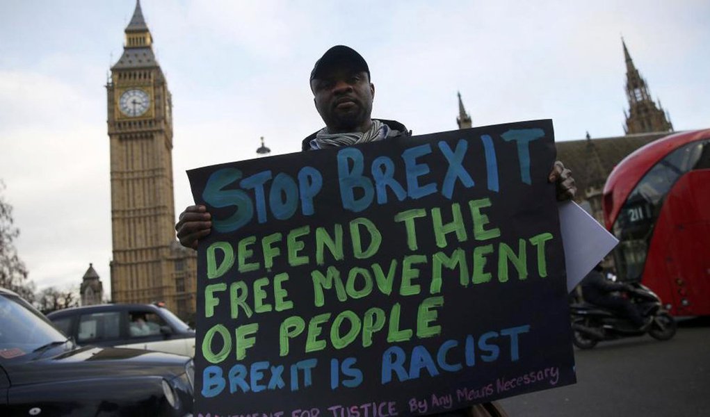 Centenas de cidadãos europeus residentes no Reino Unido se manifestaram em frente ao Parlamento britânico, para exigir garantias de que poderão continuar vivendo como antes da implantação do Brexit (saída do Reino Unido da União Europeia); Portando cartazes com frases como "não somos moeda de troca", ou "parem o Brexit, o Brexit é racista", os imigrantes, alguns há décadas residentes no país, casados com britânicos, ou com filhos e netos nascidos no território, pediram ao governo de Theresa May que assegure que seus direitos não mudarão após a saída do bloco
(Foto: Aquiles Lins)
Centenas de cidadãos europeus residentes no Reino Unido se manifestaram em frente ao Parlamento britânico, para exigir garantias de que poderão continuar vivendo como antes da implantação do Brexit (saída do Reino Unido da União Europeia); Portando cartazes com frases como "não somos moeda de troca", ou "parem o Brexit, o Brexit é racista", os imigrantes, alguns há décadas residentes no país, casados com britânicos, ou com filhos e netos nascidos no território, pediram ao governo de Theresa May que assegure que seus direitos não mudarão após a saída do bloco