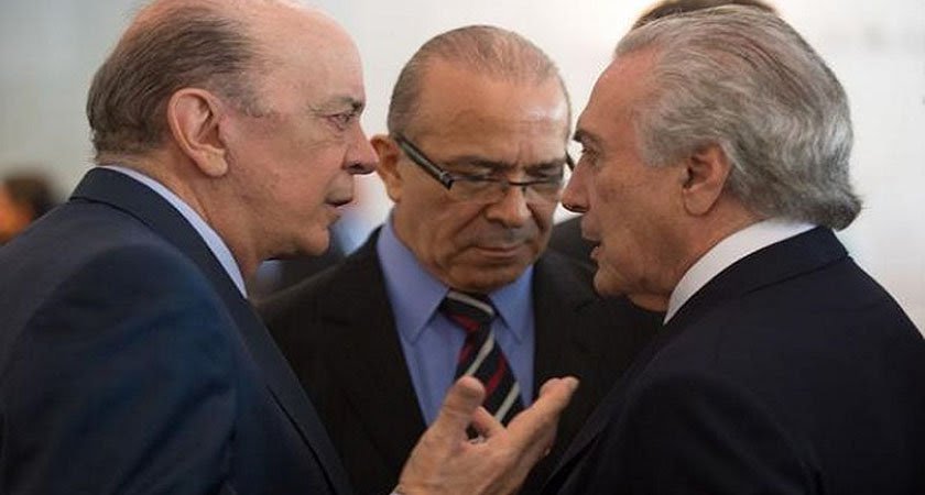 Em menos de 24 horas, mais dois ministros caíram por motivos de “saúde” no governo ilegítimo de Michel Temer (PMDB). Com a “licença” de Eliseu Padilha (PMDB-RS) da Casa Civil, agora são sete ministros defenestrados em 9 meses de golpe. Até mesmo um apedeuta percebe o derretimento do governo golpista com esse calor infernal que faz no trópico (Foto: Esmael Morais) Em menos de 24 horas, mais dois ministros caíram por motivos de “saúde” no governo ilegítimo de Michel Temer (PMDB). Com a “licença” de Eliseu Padilha (PMDB-RS) da Casa Civil, agora são sete ministros defenestrados em 9 meses de golpe. Até mesmo um apedeuta percebe o derretimento do governo golpista com esse calor infernal que faz no trópico