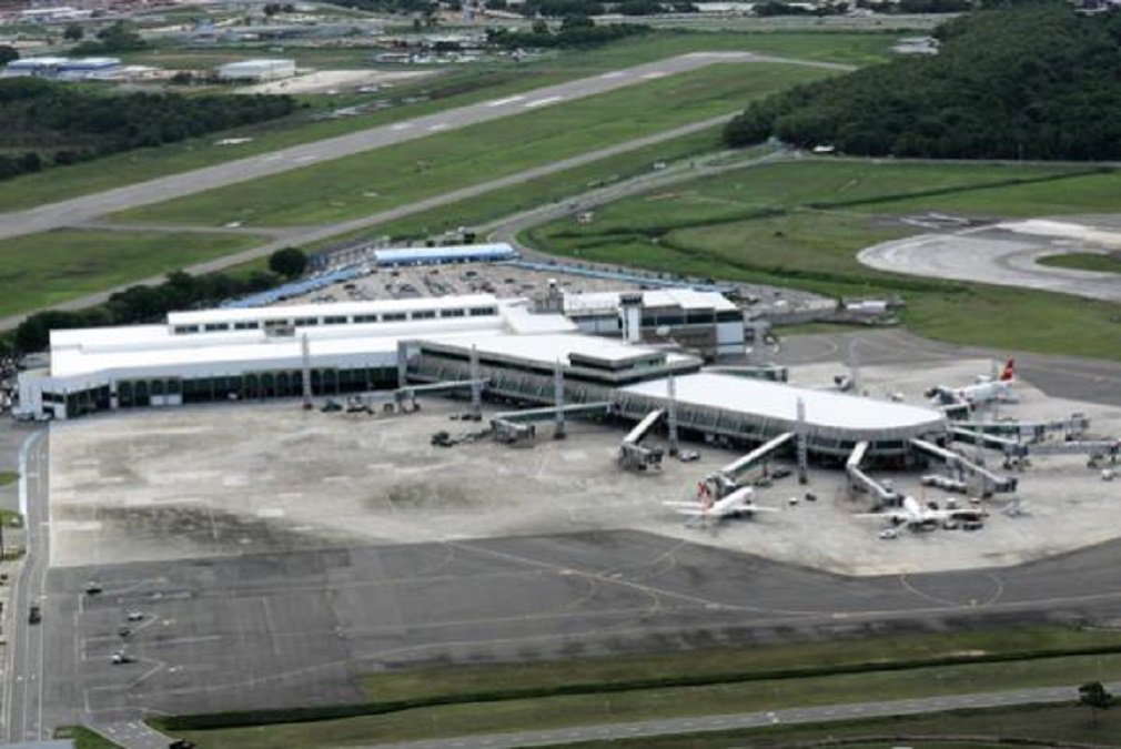 Na próxima quinta-feira (16), serão definidos, por meio de leilão, os novos administradores privados dos aeroportos de Porto Alegre, Salvador, Florianópolis e Fortaleza; o governo espera arrecadar pelo menos R$ 3 bilhões em outorgas com a concessão dos aeroportos, e a previsão é que sejam investidos R$ 6,613 bilhões nos quatro terminais; nesta rodada, a Infraero não será sócia dos aeroportos; empresas que vencerem o leilão terão que investir em ampliação dos terminais de passageiros, dos pátios de aeronaves e de estacionamentos (Foto: José Barbacena) Na próxima quinta-feira (16), serão definidos, por meio de leilão, os novos administradores privados dos aeroportos de Porto Alegre, Salvador, Florianópolis e Fortaleza; o governo espera arrecadar pelo menos R$ 3 bilhões em outorgas com a concessão dos aeroportos, e a previsão é que sejam investidos R$ 6,613 bilhões nos quatro terminais; nesta rodada, a Infraero não será sócia dos aeroportos; empresas que vencerem o leilão terão que investir em ampliação dos terminais de passageiros, dos pátios de aeronaves e de estacionamentos