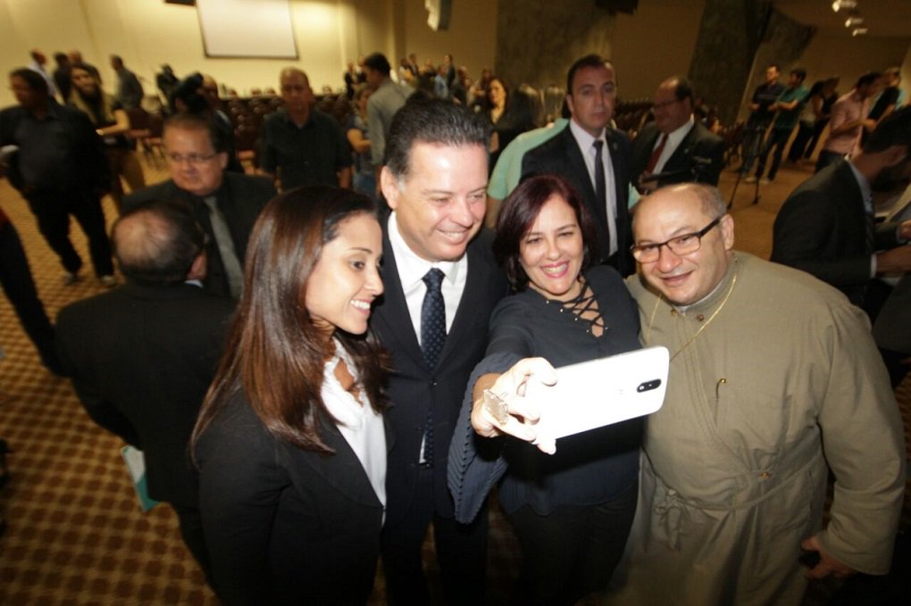 “Estamos a um ano e meio da eleição e as coisas começam a esquentar a partir de agora. Têm partidos que se dizem da base, mas não eram da base em 2014. Outros são da base e é natural que eles queiram os espaços. O que está em jogo, para colocar os pingos nos is é o seguinte: existem quatro vagas na chapa majoritária, governador, vice, duas vagas de senador e além dos suplentes. A questão toda não é por espaço no governo, a questão toda que se discute hoje é por espaço nas chapas majoritárias do ano que vem e é isso que vai definir o jogo, quem é que vai estar com quem", disse o governador em entrevista nesta terça-feira (Foto: José Barbacena) “Estamos a um ano e meio da eleição e as coisas começam a esquentar a partir de agora. Têm partidos que se dizem da base, mas não eram da base em 2014. Outros são da base e é natural que eles queiram os espaços. O que está em jogo, para colocar os pingos nos is é o seguinte: existem quatro vagas na chapa majoritária, governador, vice, duas vagas de senador e além dos suplentes. A questão toda não é por espaço no governo, a questão toda que se discute hoje é por espaço nas chapas majoritárias do ano que vem e é isso que vai definir o jogo, quem é que vai estar com quem", disse o governador em entrevista nesta terça-feira
