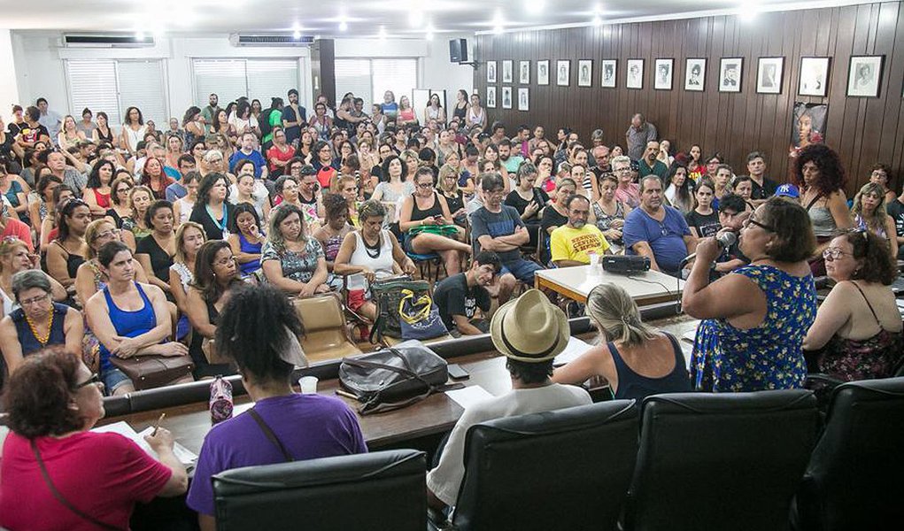Professores da rede municipal de educação de Porto Alegre realizaram uma assembleia para discutir diretrizes e pedir a revogação imediata do decreto, assinado pelo prefeito Nelson Marchezan Jr. (PSDB), que altera a jornada de trabalho de trabalhadores da educação; convocada pelo Sindicato dos Municipários de Porto Alegre (Simpa) e pela Associação dos Trabalhadores em Educação de Porto Alegre (Atempa), na sede do Sindicato dos Professores do Estado (Cpers)
(Foto: Leonardo Lucena) Professores da rede municipal de educação de Porto Alegre realizaram uma assembleia para discutir diretrizes e pedir a revogação imediata do decreto, assinado pelo prefeito Nelson Marchezan Jr. (PSDB), que altera a jornada de trabalho de trabalhadores da educação; convocada pelo Sindicato dos Municipários de Porto Alegre (Simpa) e pela Associação dos Trabalhadores em Educação de Porto Alegre (Atempa), na sede do Sindicato dos Professores do Estado (Cpers)
