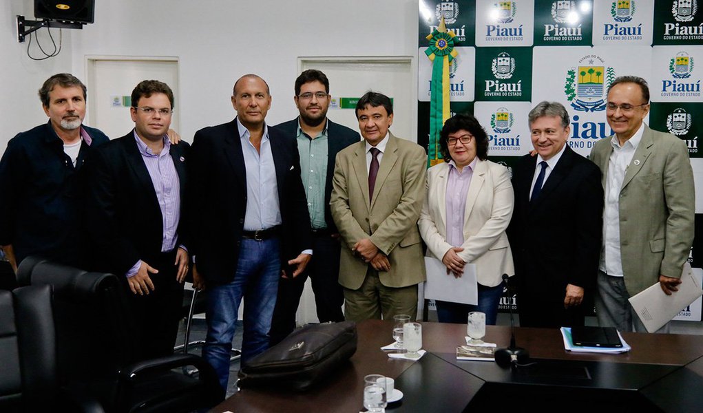 Mais um passo foi dado para a implantação da fábrica de placas de energia solar no Piauí; o governo estadual estreitou acordo com empreendimentos europeus do setor de energia fotovoltaica, representados pelo empresário italiano Paolo Roncali; a previsão é que o investimento seja instalado dentro do Projeto Vale do Silício do Piauí, projetado pelo Estado para execução na região do Socopo, zona Leste de Teresina; no Vale do Silício piauiense, além da fábrica de produção de materiais para geração de energia fotovoltaica, estão sendo projetadas áreas de moradia e de saúde (Foto: Leonardo Lucena) Mais um passo foi dado para a implantação da fábrica de placas de energia solar no Piauí; o governo estadual estreitou acordo com empreendimentos europeus do setor de energia fotovoltaica, representados pelo empresário italiano Paolo Roncali; a previsão é que o investimento seja instalado dentro do Projeto Vale do Silício do Piauí, projetado pelo Estado para execução na região do Socopo, zona Leste de Teresina; no Vale do Silício piauiense, além da fábrica de produção de materiais para geração de energia fotovoltaica, estão sendo projetadas áreas de moradia e de saúde