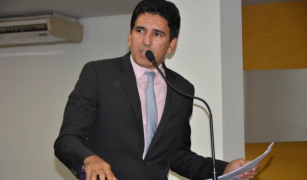O vereador professor Junior Geo se posicionou em relação as discussões do evento Palmas Capital da Fé; a Prefeitura de Palmas investirá mais de R$ 909 mil apenas com o cachê de artistas para o evento; todos os contratos foram feitos sem licitação e publicados no Diário Oficial do Município; "Nosso questionamento não está relacionado ao evento e a religiosidade envolvida. O que cobramos são os contratos, as despesas e as licitações. Afinal, fomos eleitos para fiscalizar a aplicação de todo e qualquer recurso", disse (Foto: Leonardo Lucena) O vereador professor Junior Geo se posicionou em relação as discussões do evento Palmas Capital da Fé; a Prefeitura de Palmas investirá mais de R$ 909 mil apenas com o cachê de artistas para o evento; todos os contratos foram feitos sem licitação e publicados no Diário Oficial do Município; "Nosso questionamento não está relacionado ao evento e a religiosidade envolvida. O que cobramos são os contratos, as despesas e as licitações. Afinal, fomos eleitos para fiscalizar a aplicação de todo e qualquer recurso", disse