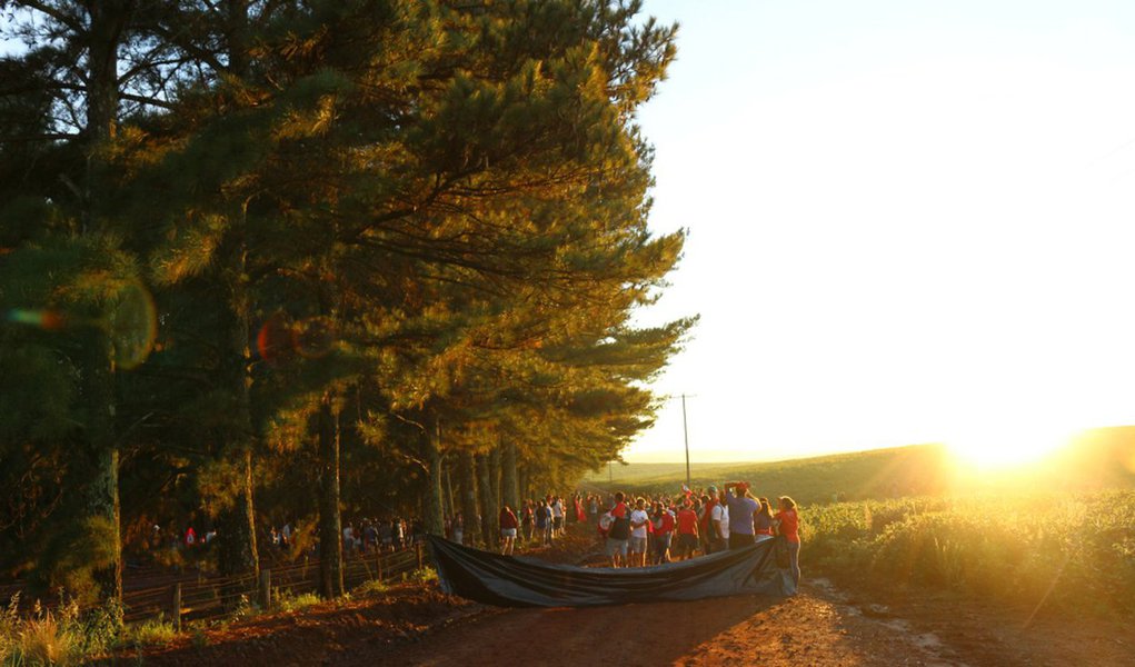 Cerca de 300 jovens ligados ao MST e ao Movimento dos Pequenos Agricultores (MPA) ocuparam a fazenda Mattei, na comunidade Arvoredo, município de Pontão, na Norte do Rio Grande do Sul; o objetivo da ocupação é denunciar a concentração e a suposta grilagem de terra no local, de acordo com os movimentos; os organizadores da ação dizem que a área tem aproximadamente 600 hectares, mas o proprietário Jair Mattei teria declarado, em 2016, somente 185 hectares à Receita Pública Estadual da Secretaria da Fazenda (Foto: Leonardo Lucena) Cerca de 300 jovens ligados ao MST e ao Movimento dos Pequenos Agricultores (MPA) ocuparam a fazenda Mattei, na comunidade Arvoredo, município de Pontão, na Norte do Rio Grande do Sul; o objetivo da ocupação é denunciar a concentração e a suposta grilagem de terra no local, de acordo com os movimentos; os organizadores da ação dizem que a área tem aproximadamente 600 hectares, mas o proprietário Jair Mattei teria declarado, em 2016, somente 185 hectares à Receita Pública Estadual da Secretaria da Fazenda