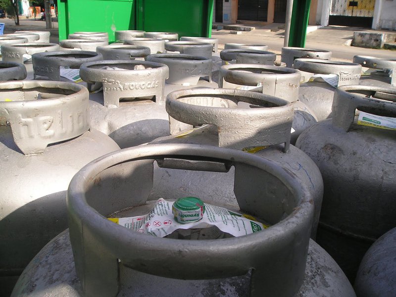 A Petrobras aumentou em 9,8%, em média, os preços dos botijões de até 13 kg de gás liquefeito de petróleo para uso residencial (GLP P-13). O reajuste entrará em vigor às 0h de terça-feira (21) (Foto: Leonardo Attuch) A Petrobras aumentou em 9,8%, em média, os preços dos botijões de até 13 kg de gás liquefeito de petróleo para uso residencial (GLP P-13). O reajuste entrará em vigor às 0h de terça-feira (21)