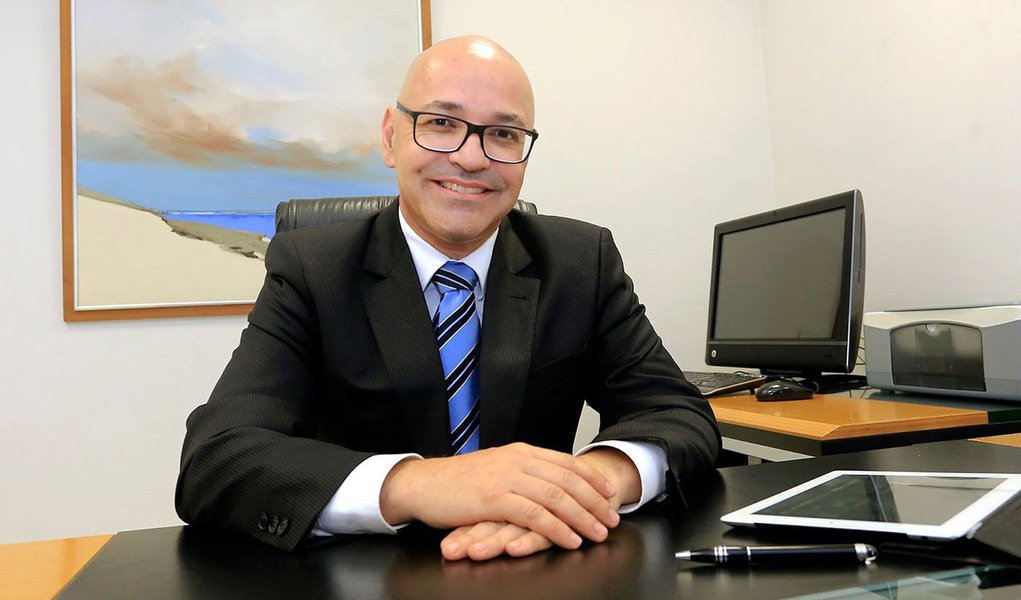 A forte adesão dos educadores à greve combinada com a "Lista de Janot" fez a primeira vítima no governo Beto Richa (PSDB): caiu o secretário de Estado da Comunicação Márcio Vilella; chegou ao ouvido do governador que 90% das escolas aderiram ao movimento da APP-Sindicato; mas o secretário só caiu mesmo com a divulgação hoje de que 70% da categoria está paralisada no estado, o que significa que o Palácio do Iguaçu perdeu a "batalha da comunicação" para os professores (Foto: Leonardo Lucena) A forte adesão dos educadores à greve combinada com a "Lista de Janot" fez a primeira vítima no governo Beto Richa (PSDB): caiu o secretário de Estado da Comunicação Márcio Vilella; chegou ao ouvido do governador que 90% das escolas aderiram ao movimento da APP-Sindicato; mas o secretário só caiu mesmo com a divulgação hoje de que 70% da categoria está paralisada no estado, o que significa que o Palácio do Iguaçu perdeu a "batalha da comunicação" para os professores