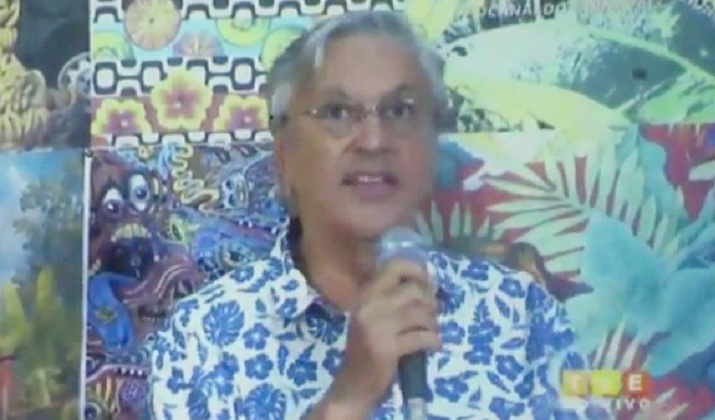 Uma das maiores expressões do Tropicalismo, o cantor e compositor Caetano Veloso fez uma participação inesperada durante o show de Gilberto Gil, no Centro Histórico de Salvador; de improviso, Caetano cantou "Alegria, alegria", foi acompanhado pelo público e recebeu de volta "Fora, Temer!"; confira no vídeo acima "Eu agradeço muito por estar aqui, nem me organizei para tocar, mas vim. Dei uma passadinha porque eu adoro carnaval e tenho orgulho do Tropicalismo. Meu filho vai tocar e Gil vai cantar e pronto, tá perfeito", disse Caetano, antes de subir ao palco (Foto: Aquiles Lins) Uma das maiores expressões do Tropicalismo, o cantor e compositor Caetano Veloso fez uma participação inesperada durante o show de Gilberto Gil, no Centro Histórico de Salvador; de improviso, Caetano cantou "Alegria, alegria", foi acompanhado pelo público e recebeu de volta "Fora, Temer!"; confira no vídeo acima "Eu agradeço muito por estar aqui, nem me organizei para tocar, mas vim. Dei uma passadinha porque eu adoro carnaval e tenho orgulho do Tropicalismo. Meu filho vai tocar e Gil vai cantar e pronto, tá perfeito", disse Caetano, antes de subir ao palco