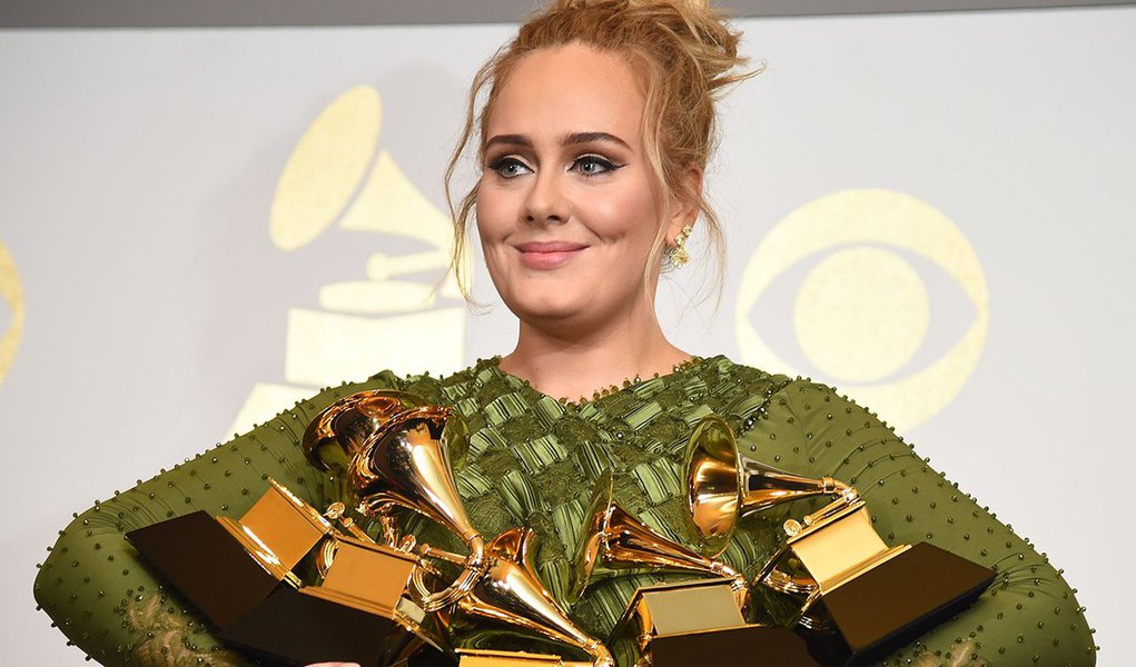 Adele foi a grande vencedora do prêmio Grammy de 2017 no domingo, ficando com as principais estatuetas de melhor álbum, gravação e canção do ano – uma vitória chocante e histórica sobre Beyoncé em uma noite marcada por declarações políticas e homenagens emotivas; "Sinto que era a vez de ela (Beyoncé) vencer", declarou Adele, que soma 15 Grammys na carreira (Foto: Gisele Federicce) Adele foi a grande vencedora do prêmio Grammy de 2017 no domingo, ficando com as principais estatuetas de melhor álbum, gravação e canção do ano – uma vitória chocante e histórica sobre Beyoncé em uma noite marcada por declarações políticas e homenagens emotivas; "Sinto que era a vez de ela (Beyoncé) vencer", declarou Adele, que soma 15 Grammys na carreira