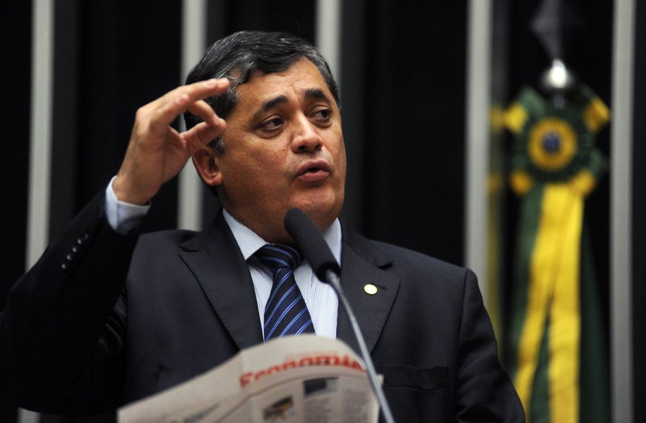 O deputado federal José Guimarães (PT-CE) reuniu-se hoje com centrais sindicais para definir um calendário de mobilizações contra a reforma da Previdência. Na sua avaliação, é necessário realizar protestos no maior número possível de cidades do País. "A população não pode ser prejudicada pela absurda reforma proposta por Temer e sua turma", destacou (Foto: Rodrigo Rocha) O deputado federal José Guimarães (PT-CE) reuniu-se hoje com centrais sindicais para definir um calendário de mobilizações contra a reforma da Previdência. Na sua avaliação, é necessário realizar protestos no maior número possível de cidades do País. "A população não pode ser prejudicada pela absurda reforma proposta por Temer e sua turma", destacou