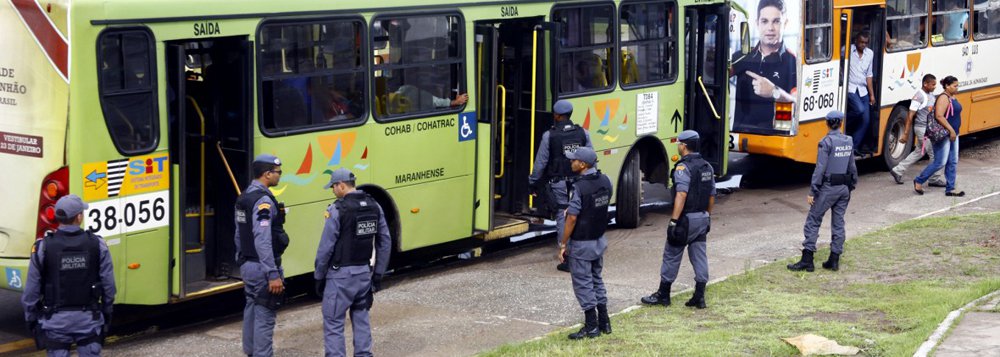 Dezesseis ônibus foram assaltados na Região Metropolitana do Recife entre a manhã dessa segunda-feira (27) e a manhã desta terça-feira (28), segundo contagem feita pela editoria de polícia da Rádio Jornal em parceria com o Sindicato dos Rodoviários; entre os dias 1º de janeiro e 27 de fevereiro, Pernambuco registrou 665 assaltos a ônibus
(Foto: Leonardo Lucena) Dezesseis ônibus foram assaltados na Região Metropolitana do Recife entre a manhã dessa segunda-feira (27) e a manhã desta terça-feira (28), segundo contagem feita pela editoria de polícia da Rádio Jornal em parceria com o Sindicato dos Rodoviários; entre os dias 1º de janeiro e 27 de fevereiro, Pernambuco registrou 665 assaltos a ônibus