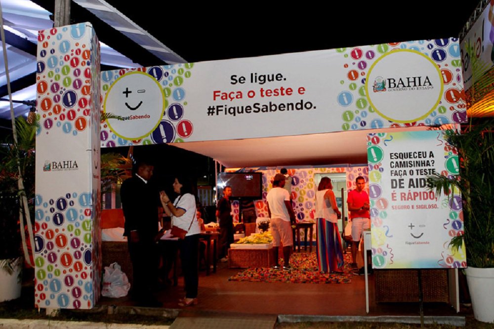 Dois postos de detecção de doenças sexualmente transmissíveis (DSTs) serão instalados nas proximidades dos circuitos do carnaval de Salvador; neste ano, quem tiver testagem positiva para sífilis poderá começar o tratamento imediatamente no local; a prefeitura de Salvador vai instalar os postos 'Fique Sabendo' perto do Farol da Barra e do Campo Grande; nos locais, os foliões também poderão realizar testes para detecção do vírus HIV e de doenças como as hepatites B e C (Foto: Romulo Faro) Dois postos de detecção de doenças sexualmente transmissíveis (DSTs) serão instalados nas proximidades dos circuitos do carnaval de Salvador; neste ano, quem tiver testagem positiva para sífilis poderá começar o tratamento imediatamente no local; a prefeitura de Salvador vai instalar os postos 'Fique Sabendo' perto do Farol da Barra e do Campo Grande; nos locais, os foliões também poderão realizar testes para detecção do vírus HIV e de doenças como as hepatites B e C