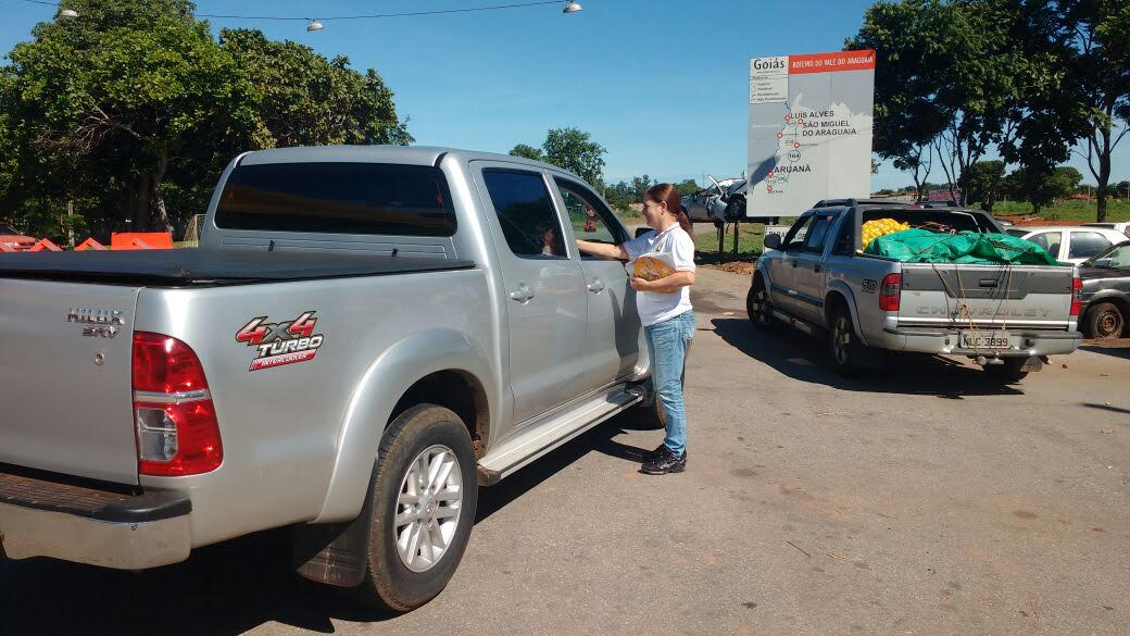 A Operação Carnaval 2017 deflagrada pelo Detran-GO, em parceria com o Batalhão de Trânsito da Polícia Militar, flagrou 400 condutores dirigindo sob influência de bebidas alcoólicas; desses, 383 foram autuados e outros 17 presos, pois os índices registrados pelo bafômetro estavam acima dos 0,34 miligrama de álcool por litro de ar alveolar expirado (0,34 mg/L); operação levou blitze e ações educativas do programa Balada Responsável a sete municípios ao longo do ferido; durante o feriado prolongado, foram abordados 2.493 veículos e 12.099 pessoas em Goiânia, Aparecida de Goiânia, Anápolis, Pirenópolis, Caldas Novas, Goianésia e Aruanã (Foto: José Barbacena) A Operação Carnaval 2017 deflagrada pelo Detran-GO, em parceria com o Batalhão de Trânsito da Polícia Militar, flagrou 400 condutores dirigindo sob influência de bebidas alcoólicas; desses, 383 foram autuados e outros 17 presos, pois os índices registrados pelo bafômetro estavam acima dos 0,34 miligrama de álcool por litro de ar alveolar expirado (0,34 mg/L); operação levou blitze e ações educativas do programa Balada Responsável a sete municípios ao longo do ferido; durante o feriado prolongado, foram abordados 2.493 veículos e 12.099 pessoas em Goiânia, Aparecida de Goiânia, Anápolis, Pirenópolis, Caldas Novas, Goianésia e Aruanã