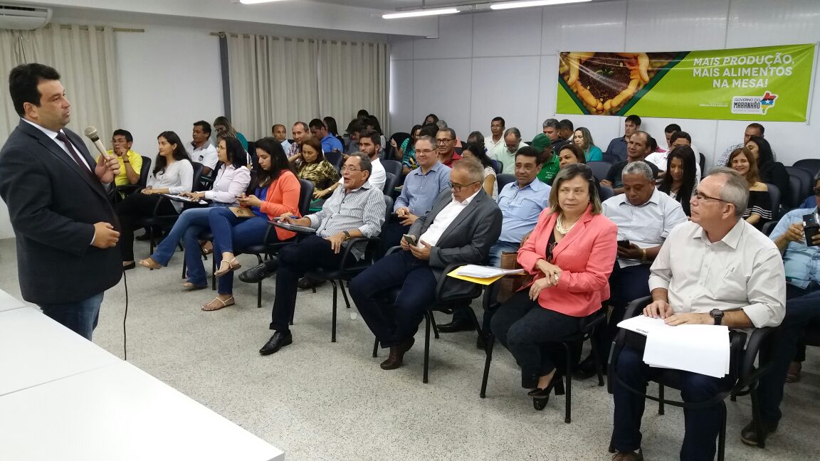 Durante reunião com os 19 Gestores Regionais da Agência Estadual de Pesquisa Agropecuária e Extensão Rural- AGERP, o secretário de Desenvolvimento Rural do estado do Piauí, Francisco Limma, dialogou e dividiu experiência sobre assistência técnica e extensão rural do estado vizinho; os encontros integram a programação de alinhamento com os gestores, que tem por objetivo discutir os pontos positivos e negativos do trabalho desenvolvido pelos profissionais nas regionais em todos os 217 municípios do estado, promovendo a sistematização das atividades que serão realizadas pela Agerp em 2017 (Foto: Leonardo Lucena) Durante reunião com os 19 Gestores Regionais da Agência Estadual de Pesquisa Agropecuária e Extensão Rural- AGERP, o secretário de Desenvolvimento Rural do estado do Piauí, Francisco Limma, dialogou e dividiu experiência sobre assistência técnica e extensão rural do estado vizinho; os encontros integram a programação de alinhamento com os gestores, que tem por objetivo discutir os pontos positivos e negativos do trabalho desenvolvido pelos profissionais nas regionais em todos os 217 municípios do estado, promovendo a sistematização das atividades que serão realizadas pela Agerp em 2017