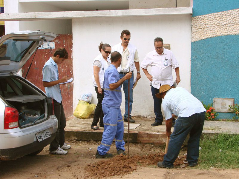 A Companhia de Saneamento de Alagoas (Casal) flagrou seis propriedades roubando água durante uma operação desencadeada em Piranhas e em Olho d'Água do Casado, no Sertão; a Casal informou que vai tentar identificar os responsáveis e notificá-los para responderem criminalmente pelo furto de água (Foto: Voney Malta) A Companhia de Saneamento de Alagoas (Casal) flagrou seis propriedades roubando água durante uma operação desencadeada em Piranhas e em Olho d'Água do Casado, no Sertão; a Casal informou que vai tentar identificar os responsáveis e notificá-los para responderem criminalmente pelo furto de água