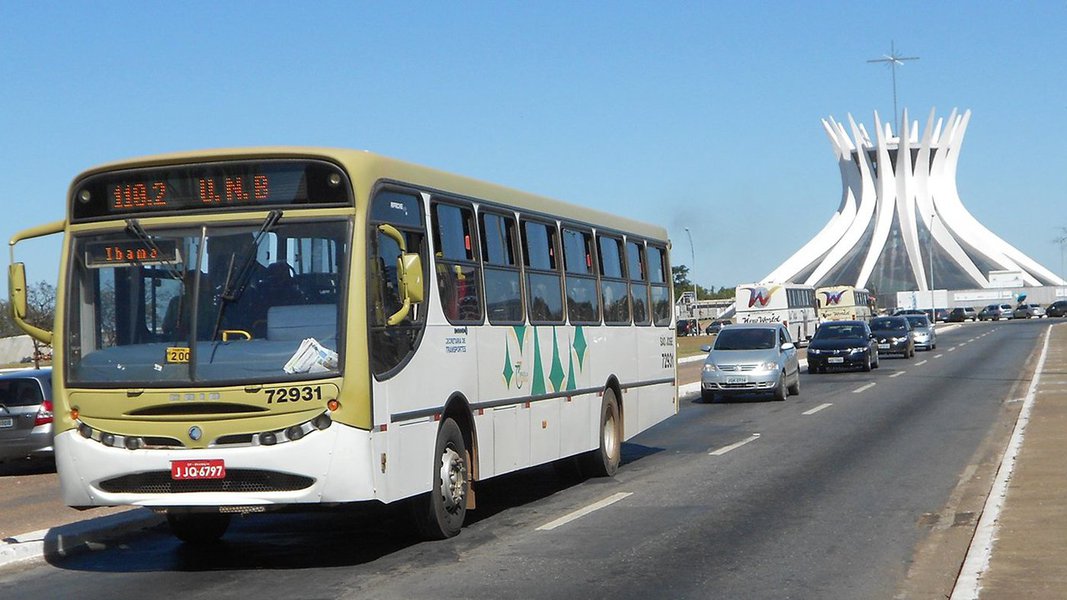 O colegiado do Conselho de Transporte Público Coletivo do Distrito Federal composto por 18 membros da sociedade civil, do Executivo e do empresariado é responsável por avaliar e opinar sobre políticas públicas focadas na melhoria da mobilidade urbana na capital do País; sem conceder gratificações aos futuros conselheiros, a previsão é que o governo de Brasília economize quase R$ 450 mil por ano; "Diante de um cenário de crise econômica, é uma economia razoável", afirmou o secretário de Mobilidade, Fábio Damasceno (Foto: Leonardo Lucena) O colegiado do Conselho de Transporte Público Coletivo do Distrito Federal composto por 18 membros da sociedade civil, do Executivo e do empresariado é responsável por avaliar e opinar sobre políticas públicas focadas na melhoria da mobilidade urbana na capital do País; sem conceder gratificações aos futuros conselheiros, a previsão é que o governo de Brasília economize quase R$ 450 mil por ano; "Diante de um cenário de crise econômica, é uma economia razoável", afirmou o secretário de Mobilidade, Fábio Damasceno
