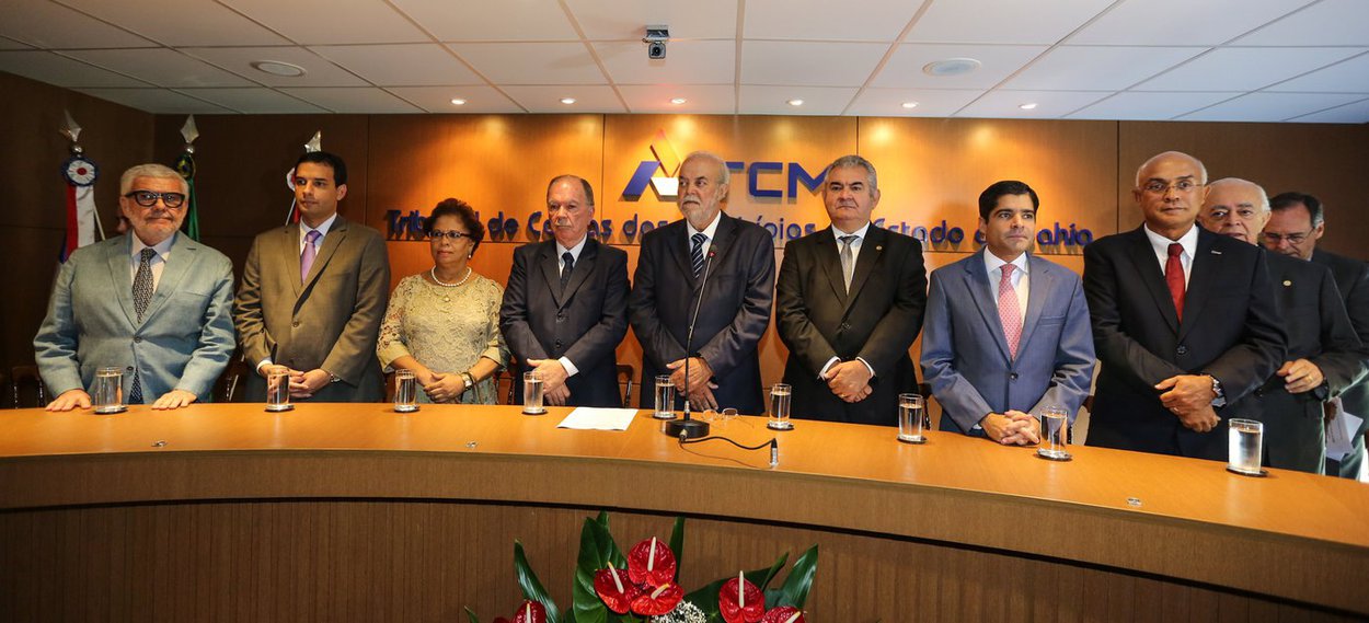 Na cerimônia de posse de mais um mandato de dois anos como presidente do Tribunal de Contas dos Municípios da Bahia (TCM-BA), o conselheiro Francisco Netto destacou o esforço da entidade em incorporar novas ferramentas tecnológicas "para dar mais celeridade, segurança e transparência ao processo de análise das contas municipais"; ele afirmou que "é preciso estar atento às demandas e às novas ferramentas para enfrentá-las, de modo eficiente, sobretudo em um quadro de restrições e de contínuas inovações" (Foto: Romulo Faro) Na cerimônia de posse de mais um mandato de dois anos como presidente do Tribunal de Contas dos Municípios da Bahia (TCM-BA), o conselheiro Francisco Netto destacou o esforço da entidade em incorporar novas ferramentas tecnológicas "para dar mais celeridade, segurança e transparência ao processo de análise das contas municipais"; ele afirmou que "é preciso estar atento às demandas e às novas ferramentas para enfrentá-las, de modo eficiente, sobretudo em um quadro de restrições e de contínuas inovações"