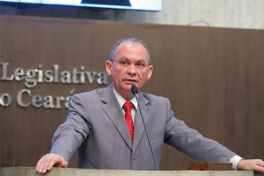A mensagem que propõe o reajuste de 2% e 6,29% para os servidores estaduais foi enviada ontem (1) para a Assembleia Legislativa e poderá ser lida ainda nesta quinta (2) em sessão na Casa. O chefe da Casa Civil, Nelson Martins, afirma que esses percentuais foram “calculados de forma responsável pelas equipes da Seplag e Sefaz”, num cenário onde a maioria dos estados não concedeu reajuste e ainda atrasa a folha de pagamento
(Foto: Rodrigo Rocha) A mensagem que propõe o reajuste de 2% e 6,29% para os servidores estaduais foi enviada ontem (1) para a Assembleia Legislativa e poderá ser lida ainda nesta quinta (2) em sessão na Casa. O chefe da Casa Civil, Nelson Martins, afirma que esses percentuais foram “calculados de forma responsável pelas equipes da Seplag e Sefaz”, num cenário onde a maioria dos estados não concedeu reajuste e ainda atrasa a folha de pagamento
