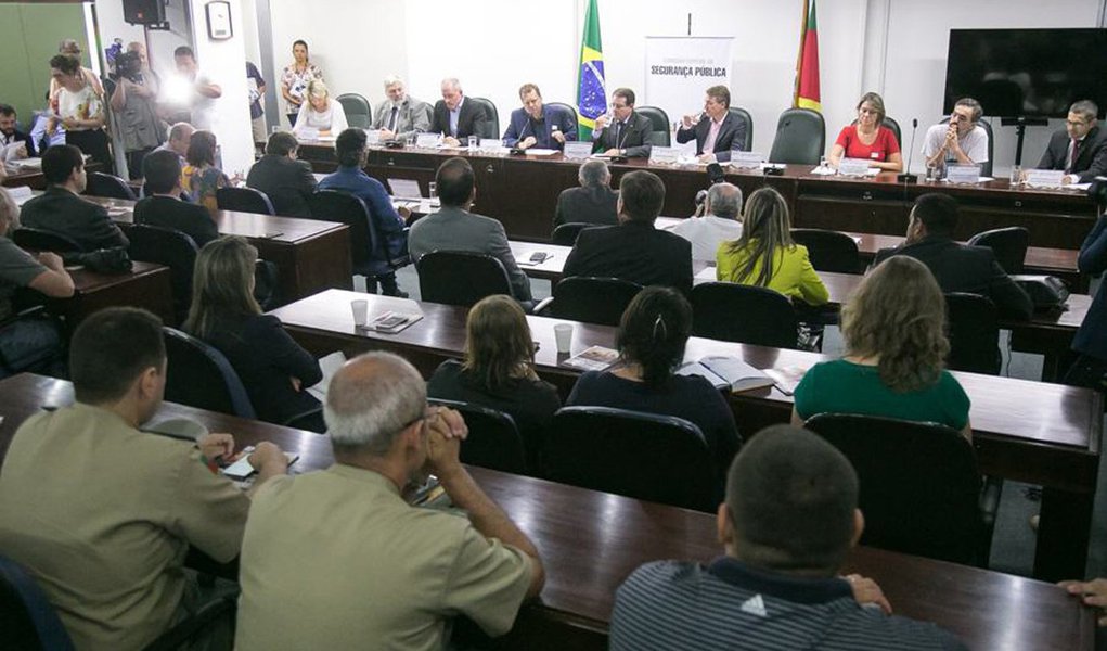 No final da audiência da Comissão Especial de Segurança Pública, instalada na Assembleia Legislativa do Rio Grande do Sul para debater uma das piores crises vividas pelo estado na área, a delegada Nadine Anflor pediu a palavra; presidente da Associação dos Delegados da Polícia Civil no RS, Nadine concordou com tudo que havia sido posto por membros do Judiciário, Legislativo, Igreja Católica, antes dela; mas tocou em uma das piores feridas do sistema penitenciário gaúcho atual, que se arrasta a espera de soluções imediatas desde o ano passado: os presos que superlotam celas de delegacias da Polícia Civil
(Foto: Leonardo Lucena) No final da audiência da Comissão Especial de Segurança Pública, instalada na Assembleia Legislativa do Rio Grande do Sul para debater uma das piores crises vividas pelo estado na área, a delegada Nadine Anflor pediu a palavra; presidente da Associação dos Delegados da Polícia Civil no RS, Nadine concordou com tudo que havia sido posto por membros do Judiciário, Legislativo, Igreja Católica, antes dela; mas tocou em uma das piores feridas do sistema penitenciário gaúcho atual, que se arrasta a espera de soluções imediatas desde o ano passado: os presos que superlotam celas de delegacias da Polícia Civil