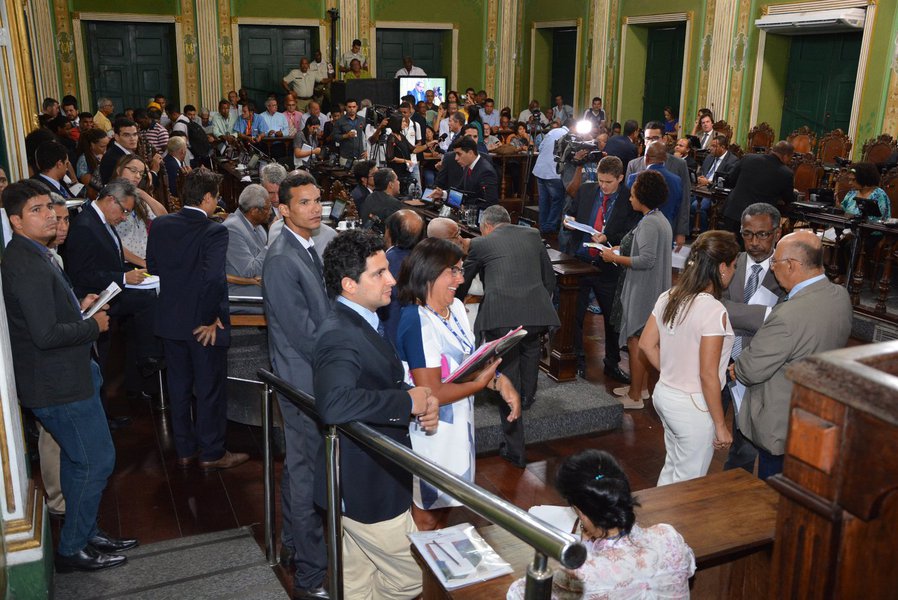 Os vereadores de Salvador têm expectativa de que a atual legislatura será 'mais propositiva'; sinal disso, segundo eles, é o 'fato inédito' na Câmara Municipal de 69 projetos terem sido apresentados pelos parlamentares no mês de janeiro, no recesso; foram 30 projetos de lei, 35 indicações ao Poder Executivo e quatro projetos de resolução; "Sem dúvida isso é um prenúncio de que teremos uma boa produtividade. A população de Salvador espera isso. Temos vereadores novos nesta legislatura, cheios de vontade e de boas ideias para engrandecer o debate na Casa", disse ao jornal Tribuna da Bahia o líder da minoria na Câmara, vereador José Trindade (PSL) (Foto: Romulo Faro) Os vereadores de Salvador têm expectativa de que a atual legislatura será 'mais propositiva'; sinal disso, segundo eles, é o 'fato inédito' na Câmara Municipal de 69 projetos terem sido apresentados pelos parlamentares no mês de janeiro, no recesso; foram 30 projetos de lei, 35 indicações ao Poder Executivo e quatro projetos de resolução; "Sem dúvida isso é um prenúncio de que teremos uma boa produtividade. A população de Salvador espera isso. Temos vereadores novos nesta legislatura, cheios de vontade e de boas ideias para engrandecer o debate na Casa", disse ao jornal Tribuna da Bahia o líder da minoria na Câmara, vereador José Trindade (PSL)