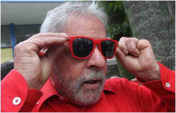 A ridícula Folha de S. Paulo faz torcida contra Lula ao invés do “jornalismo imparcial” que anuncia. Poderia o jornalão fazer a torcida contra ou a favor de quem bem entendesse se ao menos tivesse a honradez de assumir que o faz (Foto: Esmael Morais) A ridícula Folha de S. Paulo faz torcida contra Lula ao invés do “jornalismo imparcial” que anuncia. Poderia o jornalão fazer a torcida contra ou a favor de quem bem entendesse se ao menos tivesse a honradez de assumir que o faz