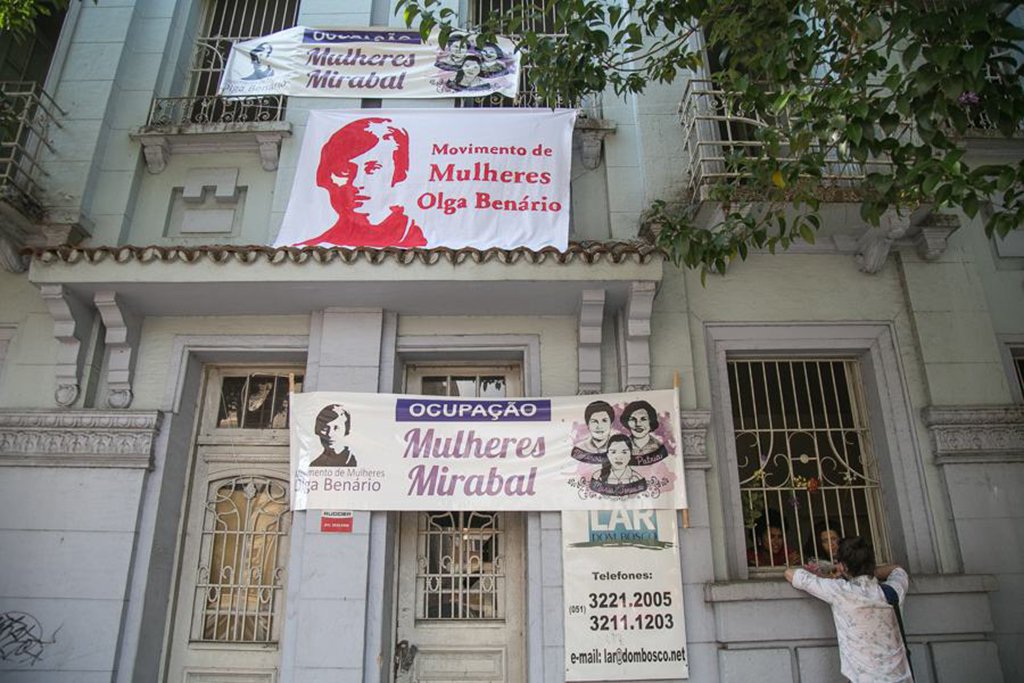 Três desembargadores da 20ª Câmara Cível do Tribunal de Justiça do Rio Grande do Sul votaram por unanimidade a favor da reintegração de posse do prédio onde desde novembro está a Ocupação de Mulheres Mirabal; a casa na Rua Duque de Caxias, nº 380, no Centro Histórico de Porto Alegre, pertence à Congregação dos Irmãos Salesianos, porém, há mais de um ano estava fechada; a decisão determina que as mulheres têm 30 dias para desocupar o imóvel (Foto: Leonardo Lucena) Três desembargadores da 20ª Câmara Cível do Tribunal de Justiça do Rio Grande do Sul votaram por unanimidade a favor da reintegração de posse do prédio onde desde novembro está a Ocupação de Mulheres Mirabal; a casa na Rua Duque de Caxias, nº 380, no Centro Histórico de Porto Alegre, pertence à Congregação dos Irmãos Salesianos, porém, há mais de um ano estava fechada; a decisão determina que as mulheres têm 30 dias para desocupar o imóvel