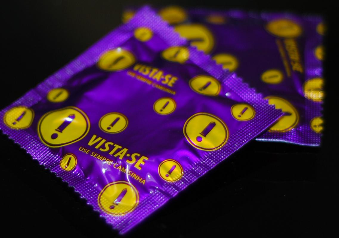 O clima de diversão da temporada de carnaval ressalta a importância da prevenção de Doenças Sexualmente Transmissíveis (DSTs); o médico urologista Rafael Buta, da Aliança Instituto de Oncologia, alerta para graves doenças que podem ser evitadas com o uso da camisinha; "O vírus HIV, causador da Aids; Sífilis, Hepatite B e C; e o HPV são as doenças mais graves que podem ser adquiridas em relações sexuais sem preservativo e podem ser evitadas com este cuidado", destaca o médico (Foto: Leonardo Lucena) O clima de diversão da temporada de carnaval ressalta a importância da prevenção de Doenças Sexualmente Transmissíveis (DSTs); o médico urologista Rafael Buta, da Aliança Instituto de Oncologia, alerta para graves doenças que podem ser evitadas com o uso da camisinha; "O vírus HIV, causador da Aids; Sífilis, Hepatite B e C; e o HPV são as doenças mais graves que podem ser adquiridas em relações sexuais sem preservativo e podem ser evitadas com este cuidado", destaca o médico