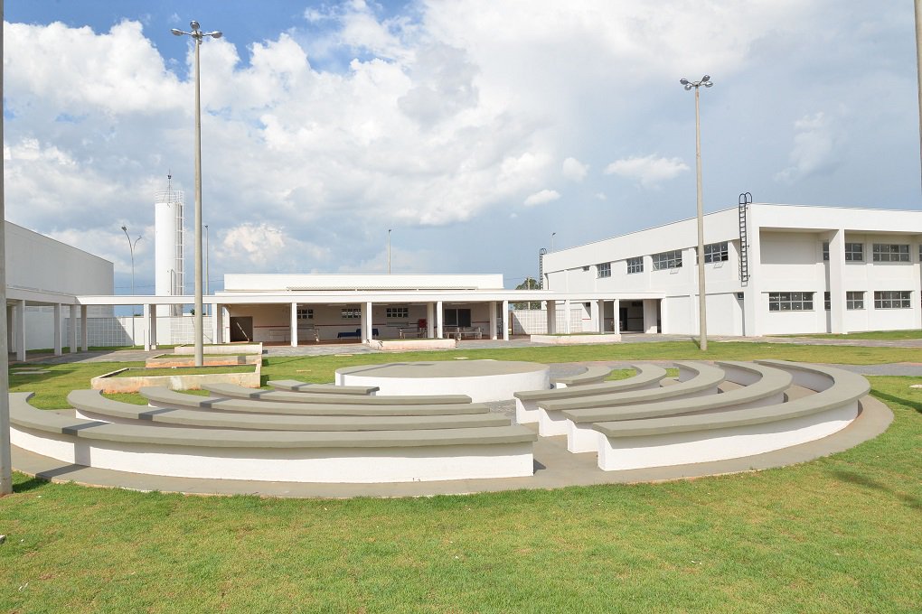 O governador Marconi Perillo inaugura nesta terça-feira o 17º Instituto Tecnológico de Goiás (Itego); instalado em Aparecida de Goiânia, foram investidos mais de R$ 11 milhões na construção desta unidade, com recursos provenientes do Ministério da Educação, por meio do Fundo Nacional de Desenvolvimento da Educação (FNDE), e contrapartida de 15% do Tesouro Estadual, por meio da Secretaria Estadual de Desenvolvimento (SED); nesta nova unidade, que integra a Rede Pública Estadual de Educação Profissional (Rede Itego), serão ofertados cursos técnicos e superiores (Foto: José Barbacena) O governador Marconi Perillo inaugura nesta terça-feira o 17º Instituto Tecnológico de Goiás (Itego); instalado em Aparecida de Goiânia, foram investidos mais de R$ 11 milhões na construção desta unidade, com recursos provenientes do Ministério da Educação, por meio do Fundo Nacional de Desenvolvimento da Educação (FNDE), e contrapartida de 15% do Tesouro Estadual, por meio da Secretaria Estadual de Desenvolvimento (SED); nesta nova unidade, que integra a Rede Pública Estadual de Educação Profissional (Rede Itego), serão ofertados cursos técnicos e superiores