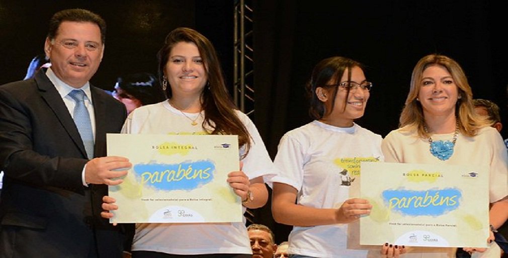 Em artigo publicado na edição desta terça-feira do jornal O Popular, a primeira-dama do Estado e presidente de Honra da OVG, Valéria Perillo, informa como será o processo de inclusão de 4 mil novos estudantes no Programa Bolsa Universitária e anuncia abertura de mais 10 mil novas inscrições; Valéria destaca que a adesão ocorre após seleção baseada em critérios rigorosos para assegurar o benefício a pessoas em situação de vulnerabilidade social e econômica; no programa, o estudante de instituição privada recebe um desconto na mensalidade, que pode até ser integral dependendo da situação econômica-social da família (Foto: José Barbacena) Em artigo publicado na edição desta terça-feira do jornal O Popular, a primeira-dama do Estado e presidente de Honra da OVG, Valéria Perillo, informa como será o processo de inclusão de 4 mil novos estudantes no Programa Bolsa Universitária e anuncia abertura de mais 10 mil novas inscrições; Valéria destaca que a adesão ocorre após seleção baseada em critérios rigorosos para assegurar o benefício a pessoas em situação de vulnerabilidade social e econômica; no programa, o estudante de instituição privada recebe um desconto na mensalidade, que pode até ser integral dependendo da situação econômica-social da família