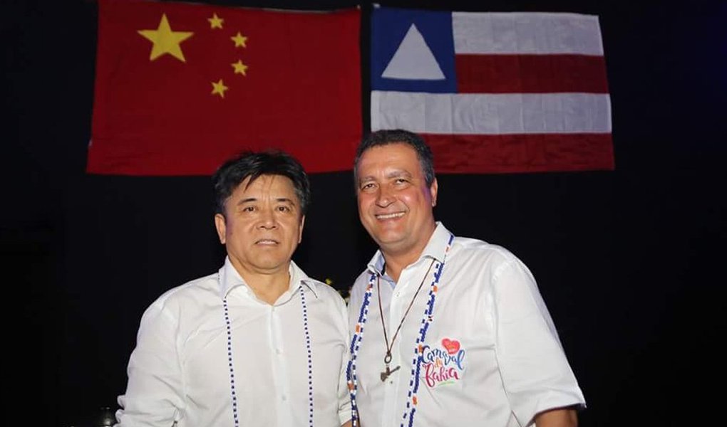 Governador da Bahia, Rui Costa (PT), participou do carnaval de Salvador na noite desta segunda-feira, 27, ao lado do embaixador da China no Brasil, Li Jinzhang, e de uma comitiva de empresários chineses; objetivo que trouxe os chineses pela primeira vez ao carnaval da Bahia vai muito além da diversão; viajando de Bom Jesus da Lapa até Ilhéus, o governo tenta arrecadar investimento para ferrovia de integração leste/oeste (Foto: Aquiles Lins) Governador da Bahia, Rui Costa (PT), participou do carnaval de Salvador na noite desta segunda-feira, 27, ao lado do embaixador da China no Brasil, Li Jinzhang, e de uma comitiva de empresários chineses; objetivo que trouxe os chineses pela primeira vez ao carnaval da Bahia vai muito além da diversão; viajando de Bom Jesus da Lapa até Ilhéus, o governo tenta arrecadar investimento para ferrovia de integração leste/oeste