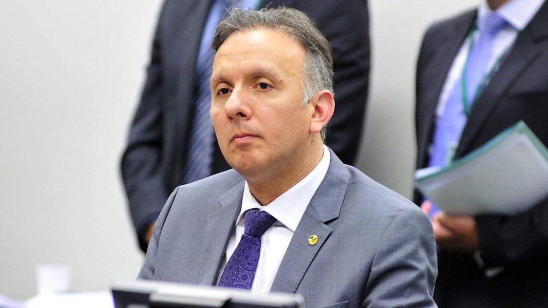 O Palácio do Planalto anunciou que o deputado federal Aguinaldo Ribeiro (PP-PB) vai assumir a liderança do governo no lugar de André Moura (PSC-SE); o anúncio foi feito pelo porta-voz, Alexandre Parola; o deputado Lelo Coimbra (PMDB-ES) também foi anunciado como líder da maioria na Casa (Foto: Gisele Federicce) O Palácio do Planalto anunciou que o deputado federal Aguinaldo Ribeiro (PP-PB) vai assumir a liderança do governo no lugar de André Moura (PSC-SE); o anúncio foi feito pelo porta-voz, Alexandre Parola; o deputado Lelo Coimbra (PMDB-ES) também foi anunciado como líder da maioria na Casa