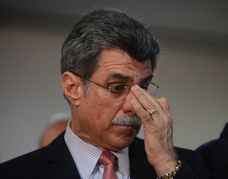Após apresentar um projeto que propõe imunidade para os ocupantes de cargo na linha sucessória da Presidência - presidentes da Câmara, do Senado e do STF -, o senador Romero Jucá (PMDB-RR), líder do governo Temer no Congresso, foi recebido aos gritos de "ladrão" e "pilantra" ao chegar em Boa Vista, capital de Roraima, nesta quinta-feira 16; assista (Foto: Gisele Federicce) Após apresentar um projeto que propõe imunidade para os ocupantes de cargo na linha sucessória da Presidência - presidentes da Câmara, do Senado e do STF -, o senador Romero Jucá (PMDB-RR), líder do governo Temer no Congresso, foi recebido aos gritos de "ladrão" e "pilantra" ao chegar em Boa Vista, capital de Roraima, nesta quinta-feira 16; assista