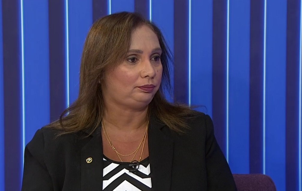 A Defensoria Pública do Estado de Pernambuco fará no domingo (5) um mutirão para facilitar ações de divórcio e alimentos no Cabo de Santo Agostinho, na Grande Recife; ação promete 'orientar e agilizar' os processos para solicitação de separação e de pensão alimentícia de moradores do município; "O ideal é que as duas partes do agora ex-casal estejam presentes. Assim, agiliza-se o processo, que já pode ser homologado, já que os dois estão de acordo e presentes. É mais rápido que a propositura de uma ação litigiosa", diz a defensora Heloísa Helena Sequeira (foto) (Foto: Romulo Faro) A Defensoria Pública do Estado de Pernambuco fará no domingo (5) um mutirão para facilitar ações de divórcio e alimentos no Cabo de Santo Agostinho, na Grande Recife; ação promete 'orientar e agilizar' os processos para solicitação de separação e de pensão alimentícia de moradores do município; "O ideal é que as duas partes do agora ex-casal estejam presentes. Assim, agiliza-se o processo, que já pode ser homologado, já que os dois estão de acordo e presentes. É mais rápido que a propositura de uma ação litigiosa", diz a defensora Heloísa Helena Sequeira (foto)