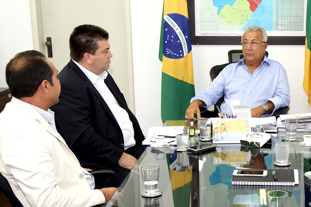Governador Jackson Barreto recebeu os representantes da multinacional Cooper Standard para conhecer o novo projeto da fábrica de componentes e sistemas automotivos, que será instalada em Santa Rosa de Lima; investimento poderá gerar 800 empregos; o diretor-geral, Jürgen Kneissler, e o diretor de operações da Cooper Standard na América do Sul, Ricardo Prado Del Fiori, apresentaram na reunião os benefícios que o investimento trará para a região; “Nós conseguimos, através do PSDI, dar todo apoio necessário para que a Cooper Standard escolhesse Sergipe como sede de mais uma de suas fábricas. O governo acredita que por ser uma empresa que trabalha com componentes automotivos, a implantação dela trará bastante desenvolvimento para região”, afirmou o governador (Foto: José Barbacena) Governador Jackson Barreto recebeu os representantes da multinacional Cooper Standard para conhecer o novo projeto da fábrica de componentes e sistemas automotivos, que será instalada em Santa Rosa de Lima; investimento poderá gerar 800 empregos; o diretor-geral, Jürgen Kneissler, e o diretor de operações da Cooper Standard na América do Sul, Ricardo Prado Del Fiori, apresentaram na reunião os benefícios que o investimento trará para a região; “Nós conseguimos, através do PSDI, dar todo apoio necessário para que a Cooper Standard escolhesse Sergipe como sede de mais uma de suas fábricas. O governo acredita que por ser uma empresa que trabalha com componentes automotivos, a implantação dela trará bastante desenvolvimento para região”, afirmou o governador