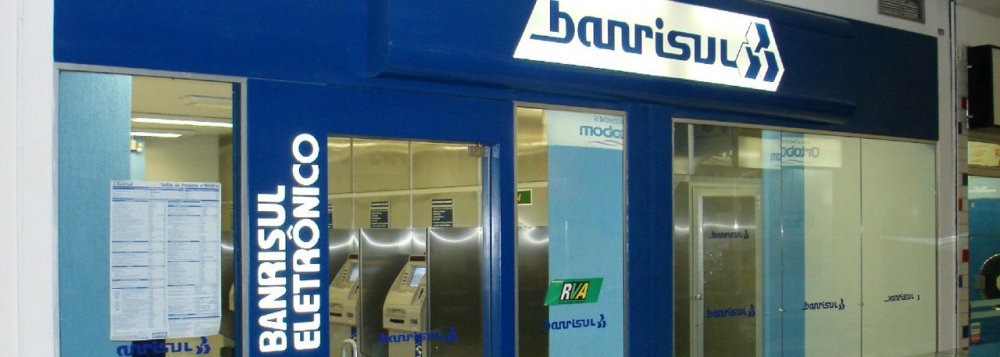 Com o apoio do SindiBancários-RS, que visitou gabinetes de diversos parlamentares, o deputado estadual Zé Nunes (PT) conseguiu as 19 assinaturas necessárias para a criação da Frente Parlamentar em Defesa do Banrisul Público na Assembleia Legislativa do Rio Grande do Sul; o objetivo da frente é estimular o debate sobre a importância da instituição financeira para o desenvolvimento do Rio Grande do Sul e sobre as consequências sociais, econômicas e para a administração pública de um eventual processo de privatização do banco (Foto: Leonardo Lucena) Com o apoio do SindiBancários-RS, que visitou gabinetes de diversos parlamentares, o deputado estadual Zé Nunes (PT) conseguiu as 19 assinaturas necessárias para a criação da Frente Parlamentar em Defesa do Banrisul Público na Assembleia Legislativa do Rio Grande do Sul; o objetivo da frente é estimular o debate sobre a importância da instituição financeira para o desenvolvimento do Rio Grande do Sul e sobre as consequências sociais, econômicas e para a administração pública de um eventual processo de privatização do banco