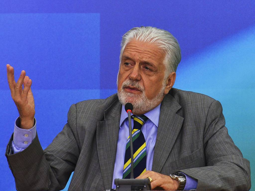 Em evento da CUT em Salvador, o secretário de Desenvolvimento Econômico da Bahia, Jaques Wagner, criticou a composição da base de apoio a Michel Temer no Congresso, que segundo ele, é composta quase que pelos mesmos parlamentares que apoiavam Dilma Rousseff; "A base de sustentação do Michel Temer é a mesma que sustentava a de Dilma. É um escárnio", disse Wagner; ex-ministro repudiou as propostas de reforma trabalhista e da Previdência Social propostas pelo governo, e convocou as centrais sindicais às ruas; "Precisamos garantir os direitos trabalhistas e os sindicatos são a força da representação civil. Não há elite empresarial e econômica neste país" (Foto: Romulo Faro) Em evento da CUT em Salvador, o secretário de Desenvolvimento Econômico da Bahia, Jaques Wagner, criticou a composição da base de apoio a Michel Temer no Congresso, que segundo ele, é composta quase que pelos mesmos parlamentares que apoiavam Dilma Rousseff; "A base de sustentação do Michel Temer é a mesma que sustentava a de Dilma. É um escárnio", disse Wagner; ex-ministro repudiou as propostas de reforma trabalhista e da Previdência Social propostas pelo governo, e convocou as centrais sindicais às ruas; "Precisamos garantir os direitos trabalhistas e os sindicatos são a força da representação civil. Não há elite empresarial e econômica neste país"