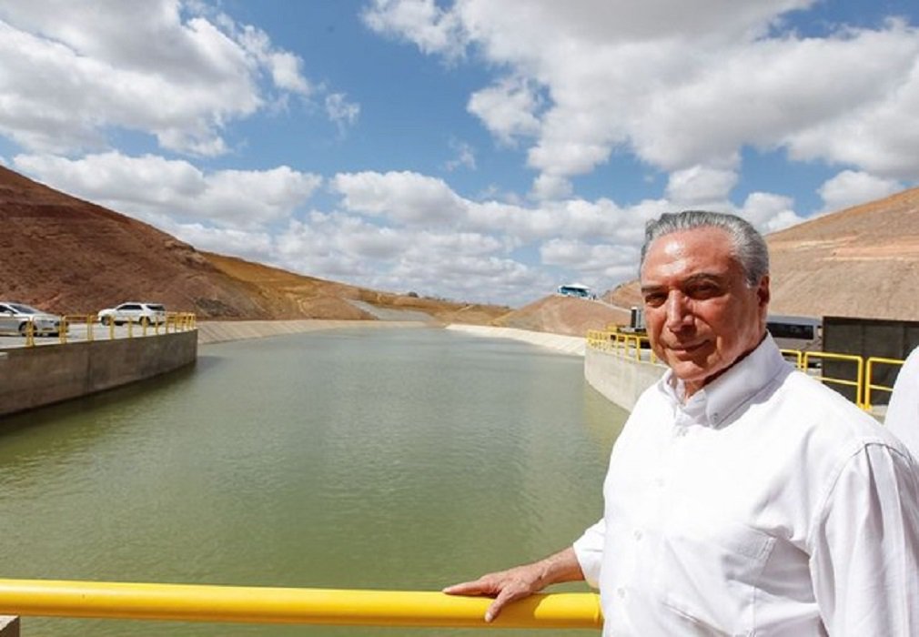 Michel Temer esteve em Campina Grande, na Paraíba, onde fez visita ao Complexo Multimodal Aluízio Campos; de lá, o peemedebista seguiu aos municípios de Sertânia e de Monteiro para ver a chegada das águas da transposição do Rio São Francisco, obra dos governos do PT, que agora Temer tenta usurpar; população, no entanto, fez questão de reconhecer o esforço de Lula; uma multidão se reuniu para receber o atual presidente ao som de vaias; os manifestantes entoaram gritos de “Fora, Temer” e “Olê, ole, olá… Lula, Lula” (Foto: José Barbacena) Michel Temer esteve em Campina Grande, na Paraíba, onde fez visita ao Complexo Multimodal Aluízio Campos; de lá, o peemedebista seguiu aos municípios de Sertânia e de Monteiro para ver a chegada das águas da transposição do Rio São Francisco, obra dos governos do PT, que agora Temer tenta usurpar; população, no entanto, fez questão de reconhecer o esforço de Lula; uma multidão se reuniu para receber o atual presidente ao som de vaias; os manifestantes entoaram gritos de “Fora, Temer” e “Olê, ole, olá… Lula, Lula”