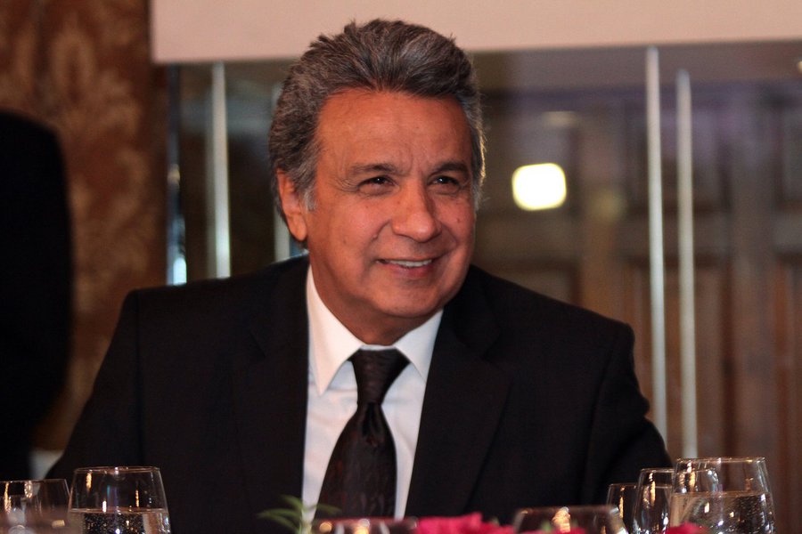 Uma pesquisa de boca de urna conduzida pelo instituto Cedatos colocou o candidato governista do partido Alianza País com 39,4% dos votos na eleições presidenciais do Equador, que acontecem neste domingo; se os números se confirmarem na apuração, ele será eleito no primeiro turno; o principal concorrente de Moreno, o conservador Guillermo Lasso, teria feito 30,5% dos votos (Foto: Romulo Faro) Uma pesquisa de boca de urna conduzida pelo instituto Cedatos colocou o candidato governista do partido Alianza País com 39,4% dos votos na eleições presidenciais do Equador, que acontecem neste domingo; se os números se confirmarem na apuração, ele será eleito no primeiro turno; o principal concorrente de Moreno, o conservador Guillermo Lasso, teria feito 30,5% dos votos