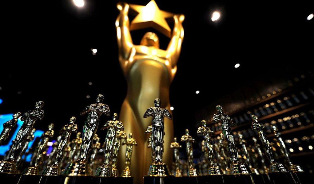 Já está tudo pronto para a 89ª cerimônia do Oscar, que acontece neste domingo (26), em Los Angeles. Com 14 indicações, o filme "La La Land" aparece como o grande favorito desta edição, que também é marcada pelos esforços da Academia para tentar promover a diversidade racial em Hollywood; “La La Land - Cantando estações”, que conta a história do encontro de um músico que sonha abrir um clube de jazz e uma jovem atriz, é o grande favorito da noite
(Foto: Aquiles Lins)
Já está tudo pronto para a 89ª cerimônia do Oscar, que acontece neste domingo (26), em Los Angeles. Com 14 indicações, o filme "La La Land" aparece como o grande favorito desta edição, que também é marcada pelos esforços da Academia para tentar promover a diversidade racial em Hollywood; “La La Land - Cantando estações”, que conta a história do encontro de um músico que sonha abrir um clube de jazz e uma jovem atriz, é o grande favorito da noite