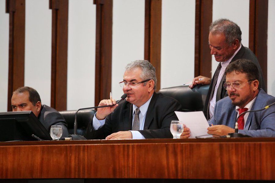 A Assembleia Legislativa da Bahia aprovou por unanimidade na noite desta terça-feira o Fundo Penitenciário do Estado, proposta enviada pelo governador Rui Costa há duas semanas; objetivo da entidade é 'gerenciar recursos e meios para custear a execução de programas, ações, atividades e projetos que visem à modernização e aprimoramento do Sistema Penitenciário do Estado'; o presidente da Assembleia, deputado Ângelo Coronel (PSD), comemorou a aprovação da matéria; "Com a aprovação do projeto, a Assembleia dá uma demonstração da parceria desta Casa com o governo do Estado para melhorar as condições da Segurança Pública da Bahia" (Foto: Romulo Faro) A Assembleia Legislativa da Bahia aprovou por unanimidade na noite desta terça-feira o Fundo Penitenciário do Estado, proposta enviada pelo governador Rui Costa há duas semanas; objetivo da entidade é 'gerenciar recursos e meios para custear a execução de programas, ações, atividades e projetos que visem à modernização e aprimoramento do Sistema Penitenciário do Estado'; o presidente da Assembleia, deputado Ângelo Coronel (PSD), comemorou a aprovação da matéria; "Com a aprovação do projeto, a Assembleia dá uma demonstração da parceria desta Casa com o governo do Estado para melhorar as condições da Segurança Pública da Bahia"