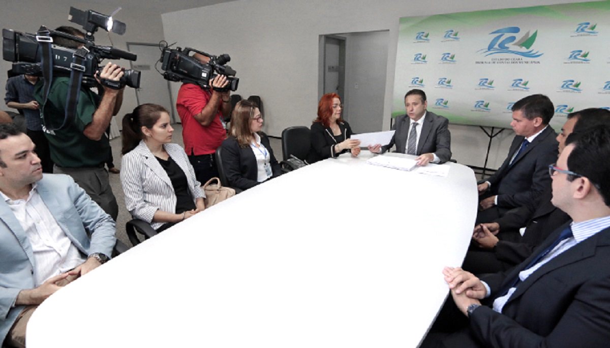 O presidente do Tribunal de Contas dos Municípios, Domingos Filho, encaminhou na manhã de hoje(13), ao Ministério Público do Estado do Ceará, mais seis relatórios de fiscalizações em cidades que publicaram decretos de emergência ou de calamidade pública em 2017. Os novos relatórios se referem aos municípios do Crato, Jardim, Novo Oriente, Barbalha, Guaiúba e Pereiro (Foto: Fatima 247) O presidente do Tribunal de Contas dos Municípios, Domingos Filho, encaminhou na manhã de hoje(13), ao Ministério Público do Estado do Ceará, mais seis relatórios de fiscalizações em cidades que publicaram decretos de emergência ou de calamidade pública em 2017. Os novos relatórios se referem aos municípios do Crato, Jardim, Novo Oriente, Barbalha, Guaiúba e Pereiro