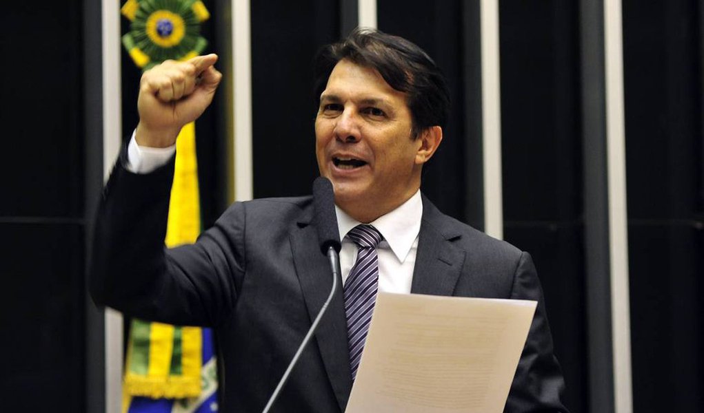 De acordo com o relator da reforma, deputado Arthur Oliveira Maia (PPS-BA), as desonerações a entidades filantrópicas são um "escárnio"; o governo avalia que isenções previdenciárias a essas instituições custarão R$ 12,45 bi à Previdência, dinheiro que deixa de ser arrecadado, porque essas entidades não pagam a parte do empregador para o INSS; presidente Fórum Nacional das Instituições Filantrópicas (Fonif), Custódio Pereira afirma que "se esses setores pararem por um dia, o Brasil para"; segundo ele, a isenção do setor é menos de 3% da receita previdenciária (Foto: Leonardo Lucena) De acordo com o relator da reforma, deputado Arthur Oliveira Maia (PPS-BA), as desonerações a entidades filantrópicas são um "escárnio"; o governo avalia que isenções previdenciárias a essas instituições custarão R$ 12,45 bi à Previdência, dinheiro que deixa de ser arrecadado, porque essas entidades não pagam a parte do empregador para o INSS; presidente Fórum Nacional das Instituições Filantrópicas (Fonif), Custódio Pereira afirma que "se esses setores pararem por um dia, o Brasil para"; segundo ele, a isenção do setor é menos de 3% da receita previdenciária