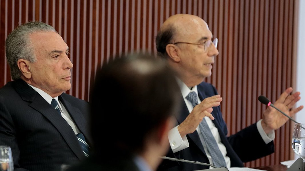 Em discurso na abertura de reunião sobre a reforma da Previdência, Michel Temer disse usou a aprovação da privatização da Cedae pela Alerj como exemplo para o País; já o ministro da Fazenda, Henrique Meirelles, disse que o Brasil dá "sinais sólidos de recuperação", com a subida e a valorização da Bolsa de Valores, o ganho de valores que tiveram o Banco do Brasil, a Petrobras, a Vale, e com a queda do risco Brasil e do dólar; "Tudo isso é mensagem de confiança no ajuste e nas reformas que estamos fazendo. É um apoio profundo às mudanças fundamentais. Todas as reformas disponibilizarão recursos para a sociedade brasileira. Crescimento dos gastos geraria crise, não fosse esse tipo de medida tomada" (Foto: Aquiles Lins) Em discurso na abertura de reunião sobre a reforma da Previdência, Michel Temer disse usou a aprovação da privatização da Cedae pela Alerj como exemplo para o País; já o ministro da Fazenda, Henrique Meirelles, disse que o Brasil dá "sinais sólidos de recuperação", com a subida e a valorização da Bolsa de Valores, o ganho de valores que tiveram o Banco do Brasil, a Petrobras, a Vale, e com a queda do risco Brasil e do dólar; "Tudo isso é mensagem de confiança no ajuste e nas reformas que estamos fazendo. É um apoio profundo às mudanças fundamentais. Todas as reformas disponibilizarão recursos para a sociedade brasileira. Crescimento dos gastos geraria crise, não fosse esse tipo de medida tomada"