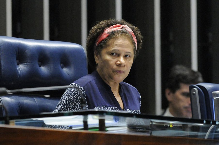A senadora Regina Sousa (PT-PI) vai assumir nesta terça-feira (14) a presidência da Comissão de Direitos Humanos e Legislação Participativa (CDH); ela diz que vai lutar pelo fim da cultura do ódio e que vai atuar dando visibilidade aos segmentos sociais marginalizados como negros, indígenas, LGBTs, a população de rua que é tratada como "invisível"; dos dez senadores petistas com mandato, quatro são mulheres; além de Regina Sousa, Fátima Bezerra (PT-RN) vai comandar a Comissão Desenvolvimento Regional e Turismo (CDR) e Gleisi Hoffmann (PT-PR) foi escolhida líder do PT no Senado (Foto: Voney Malta) A senadora Regina Sousa (PT-PI) vai assumir nesta terça-feira (14) a presidência da Comissão de Direitos Humanos e Legislação Participativa (CDH); ela diz que vai lutar pelo fim da cultura do ódio e que vai atuar dando visibilidade aos segmentos sociais marginalizados como negros, indígenas, LGBTs, a população de rua que é tratada como "invisível"; dos dez senadores petistas com mandato, quatro são mulheres; além de Regina Sousa, Fátima Bezerra (PT-RN) vai comandar a Comissão Desenvolvimento Regional e Turismo (CDR) e Gleisi Hoffmann (PT-PR) foi escolhida líder do PT no Senado