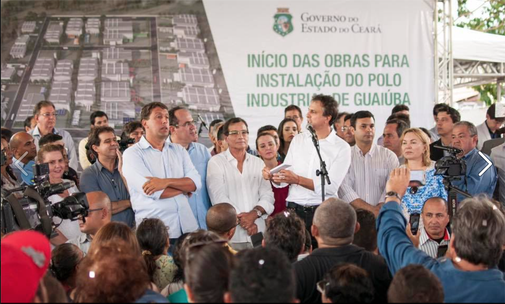 O governador Camilo Santana (PT) assinou, na manhã desta segunda (20), a liberação dos recursos para as obras no Polo Químico Industrial de Guaiúba, na Região Metropolitana. Serão R$ 10,8 milhões para o empreendimento, que envolverá participação de 27 empresas e irá gerar cerca de dois mil empregos diretos na cidade. Na ocasião, foi empossado também o novo secretário do Desenvolvimento Econômico, César Ribeiro (Foto: Rodrigo Rocha) O governador Camilo Santana (PT) assinou, na manhã desta segunda (20), a liberação dos recursos para as obras no Polo Químico Industrial de Guaiúba, na Região Metropolitana. Serão R$ 10,8 milhões para o empreendimento, que envolverá participação de 27 empresas e irá gerar cerca de dois mil empregos diretos na cidade. Na ocasião, foi empossado também o novo secretário do Desenvolvimento Econômico, César Ribeiro