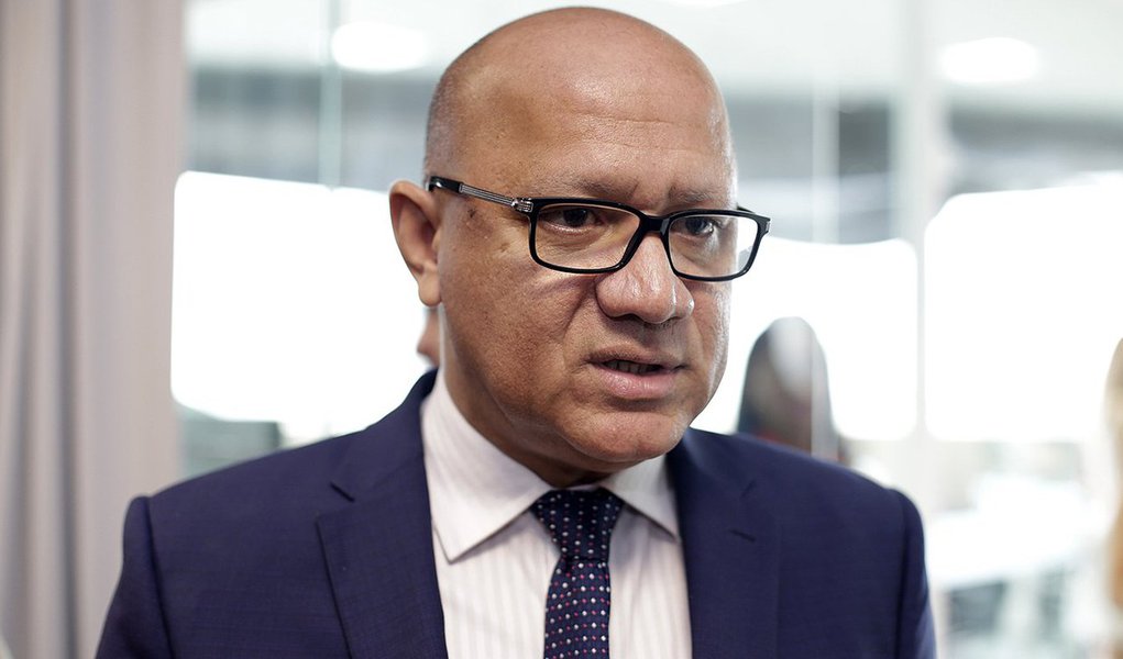 O estado do Piauí é o único do Brasil a oferecer reajuste linear de 7,64% do piso dos professores; quem garante é o secretário de Estado da Administração e Previdência, Franzé Silva; ele destaca que em reuniões do Fórum de Secretários de Administração do Brasil, o Piauí é o único a garantir o reajuste integral; segundo o secretário, a maioria dos estados estão com salários dos servidores atrasados e sem condições de conceder reajuste; a declaração foi dada logo após os professores deflagrarem greve na rede estadual (Foto: Leonardo Lucena) O estado do Piauí é o único do Brasil a oferecer reajuste linear de 7,64% do piso dos professores; quem garante é o secretário de Estado da Administração e Previdência, Franzé Silva; ele destaca que em reuniões do Fórum de Secretários de Administração do Brasil, o Piauí é o único a garantir o reajuste integral; segundo o secretário, a maioria dos estados estão com salários dos servidores atrasados e sem condições de conceder reajuste; a declaração foi dada logo após os professores deflagrarem greve na rede estadual