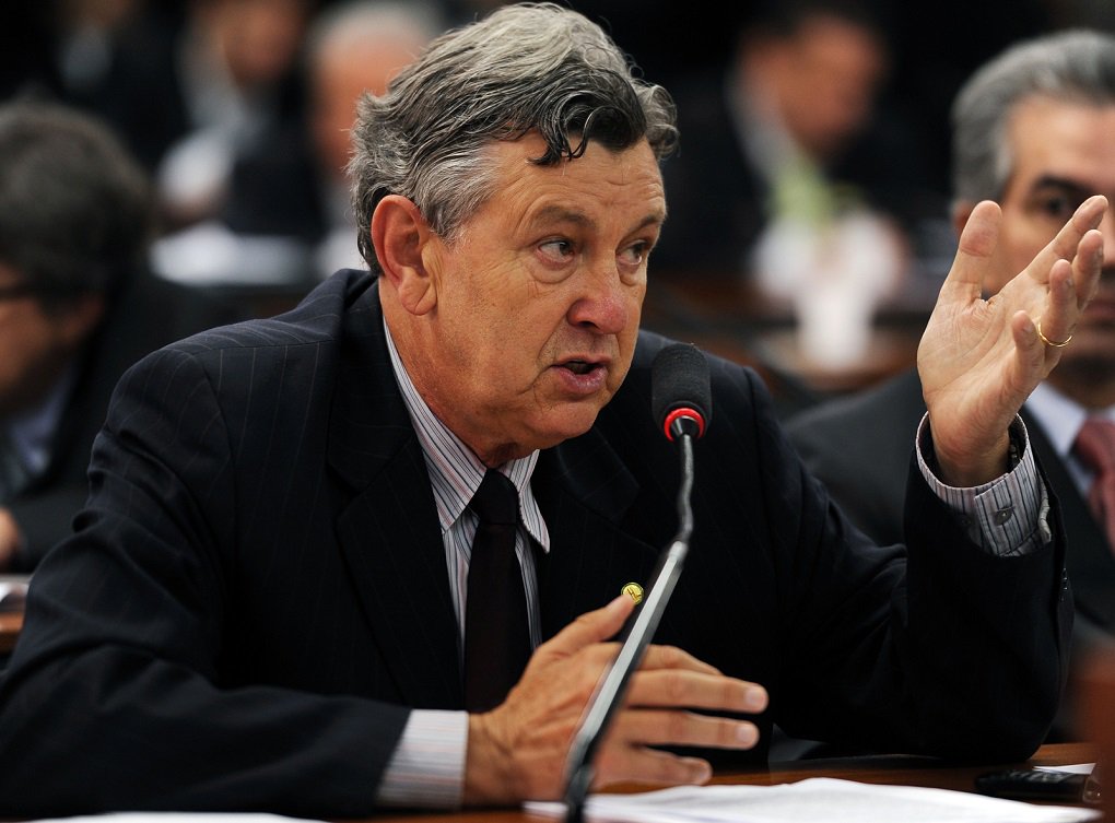 O deputado federal ruralista Luís Carlos Heinze (PP-RS) indicou o advogado Ubiratan de Souza Maia para ocupar o cargo de coordenador-geral de licenciamento da Fundação Nacional do Índio (Funai); Ubiratan de Souza Maia enfrenta grande extrema resistência de movimentos sociais e ambientais; em abril do ano passado, em reunião da CPI da Funai, da qual Heinze foi vice-presidente, Ubiratan defendeu o arrendamento de terras indígenas para agricultores, o que é proibido por lei (Foto: José Barbacena) O deputado federal ruralista Luís Carlos Heinze (PP-RS) indicou o advogado Ubiratan de Souza Maia para ocupar o cargo de coordenador-geral de licenciamento da Fundação Nacional do Índio (Funai); Ubiratan de Souza Maia enfrenta grande extrema resistência de movimentos sociais e ambientais; em abril do ano passado, em reunião da CPI da Funai, da qual Heinze foi vice-presidente, Ubiratan defendeu o arrendamento de terras indígenas para agricultores, o que é proibido por lei