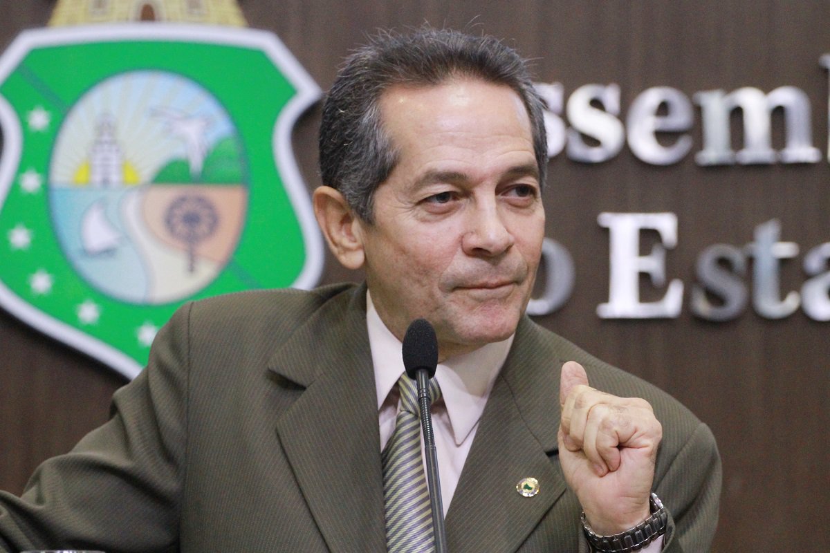 Com o início, nesta terça-feira (7), da tramitação da mensagem de reajuste dos servidores, a oposição ao Governo do Estado já se movimenta para barrar o projeto. Na sessão de hoje, o deputado Heitor Ferrer (PSB), pediu o apoio dos demais parlamentares para a devolução da mensagem 8.099, que prevê aumento de 6,29% para quem ganha salário mínimo e 2% para os demais servidores. "O que o Governo do Estado está mandando para os deputados aprovarem não é sequer o reajuste. O reajuste seria a reposição da inflação do período de dois anos, que é de 18%", afirmou o deputado (Foto: Fatima 247) Com o início, nesta terça-feira (7), da tramitação da mensagem de reajuste dos servidores, a oposição ao Governo do Estado já se movimenta para barrar o projeto. Na sessão de hoje, o deputado Heitor Ferrer (PSB), pediu o apoio dos demais parlamentares para a devolução da mensagem 8.099, que prevê aumento de 6,29% para quem ganha salário mínimo e 2% para os demais servidores. "O que o Governo do Estado está mandando para os deputados aprovarem não é sequer o reajuste. O reajuste seria a reposição da inflação do período de dois anos, que é de 18%", afirmou o deputado